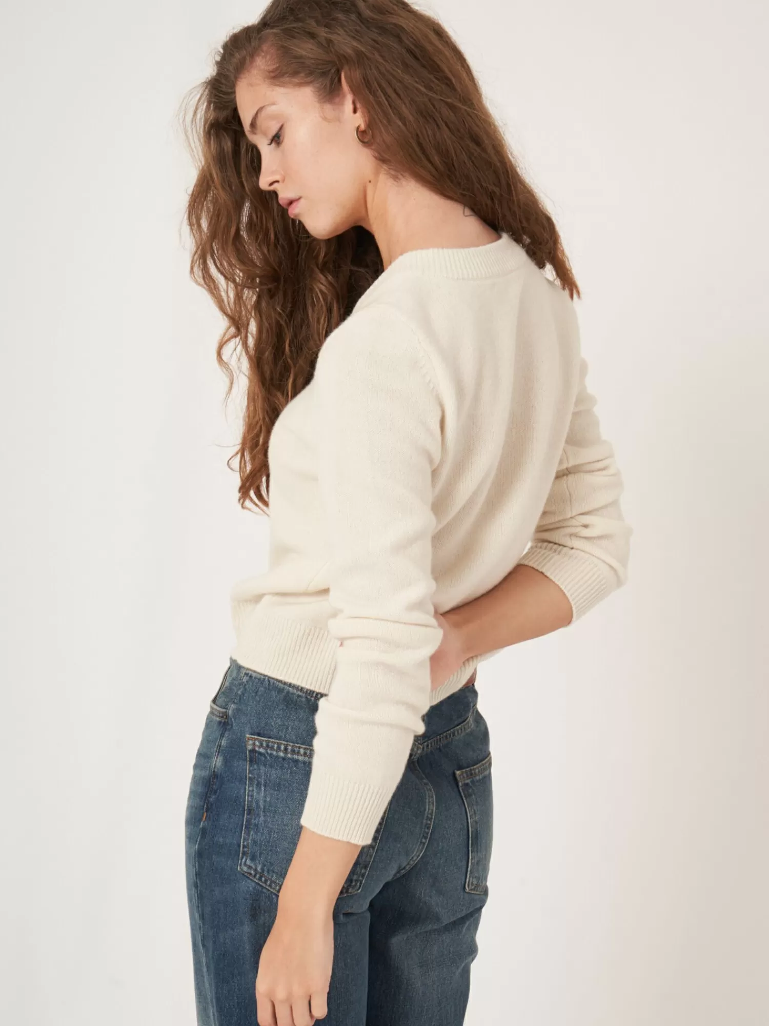 Pull en Cachemire Doux à Col V - Modèle Femme Courte Tendance et Abordable