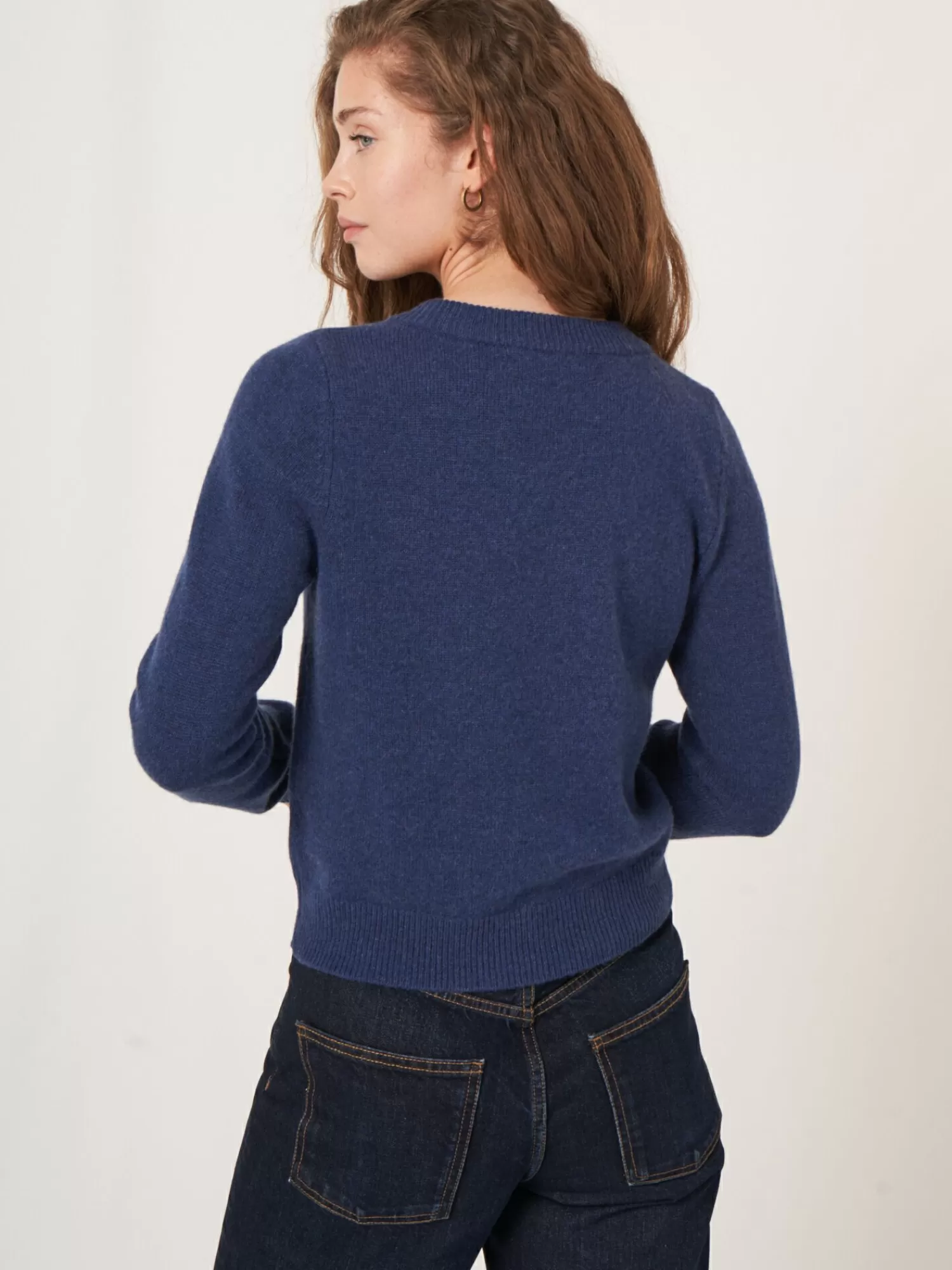 Pull femme en cachemire court col V - Élégance douceur automnale 

Découvrez notre modèle féminin en laine d'exception, coupe cintrée et encolure plongeante. Un essentiel confortable pour vos looks chics