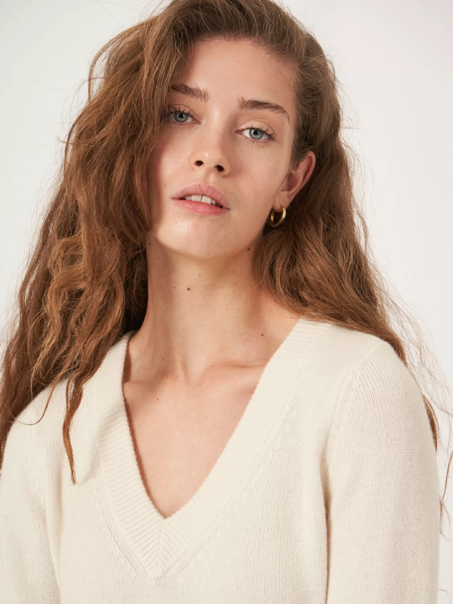 Pull en Cachemire Doux à Col V - Modèle Femme Courte Tendance et Abordable