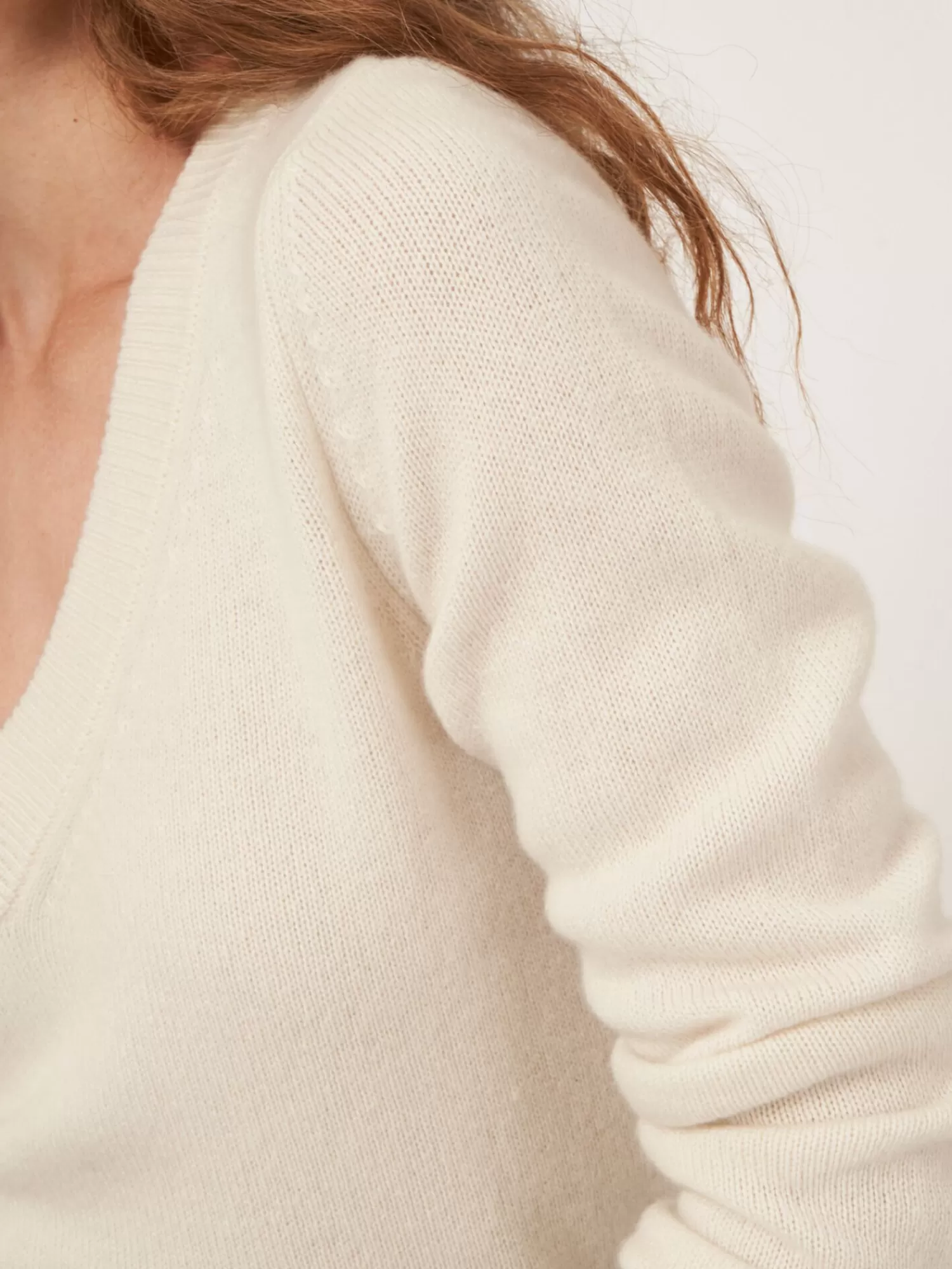 Pull en Cachemire Doux à Col V - Modèle Femme Courte Tendance et Abordable