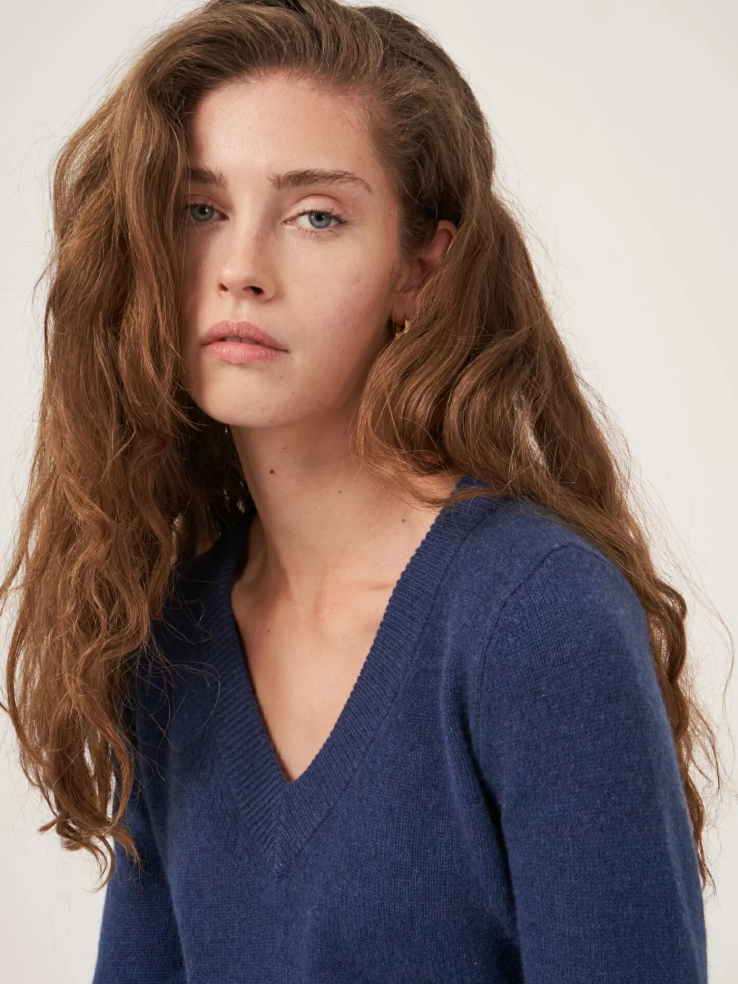 Pull femme en cachemire court col V - Élégance douceur automnale 

Découvrez notre modèle féminin en laine d'exception, coupe cintrée et encolure plongeante. Un essentiel confortable pour vos looks chics