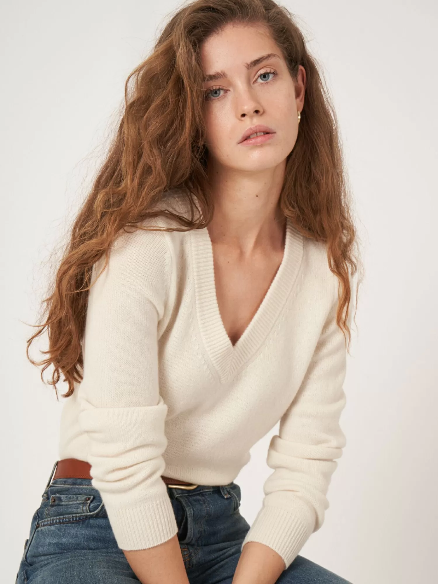 Pull en Cachemire Doux à Col V - Modèle Femme Courte Tendance et Abordable