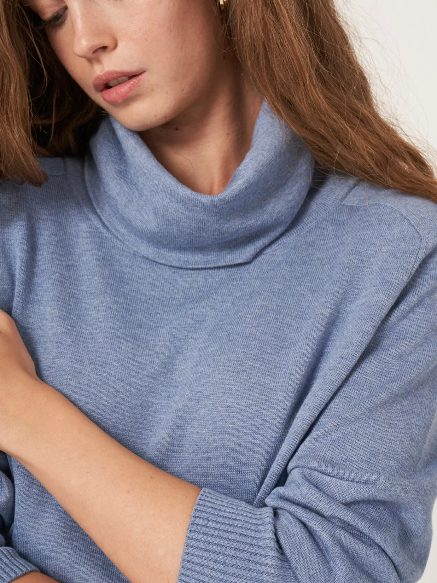 Pull Femme en Maille Fine - Col Montant Élégant - Modèle Long et Confortable
