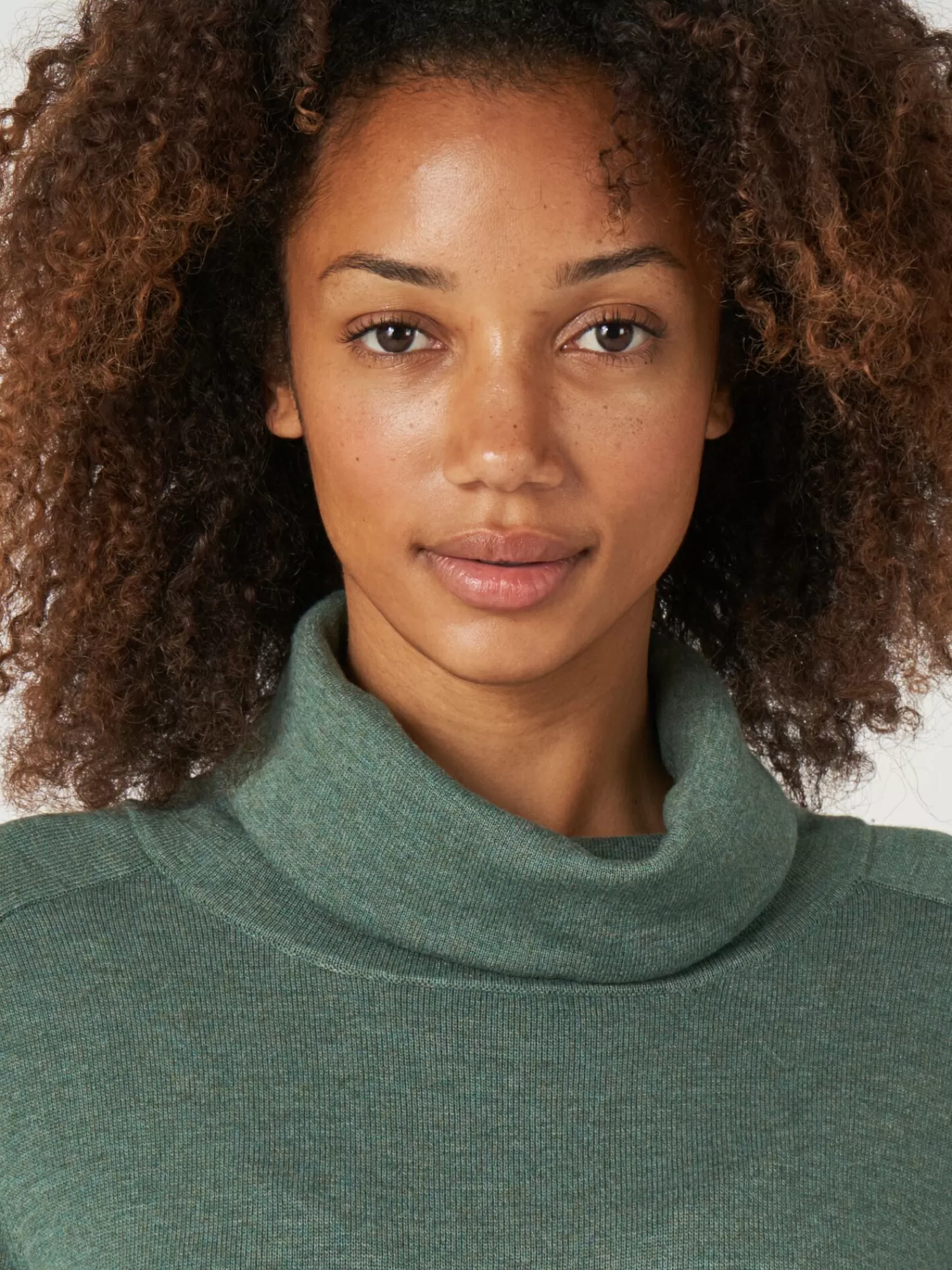 Doux pull col roulé pour femme - Tricotage délicat en promotion