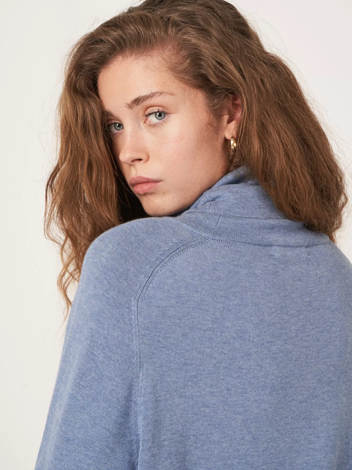 Pull Femme en Maille Fine - Col Montant Élégant - Modèle Long et Confortable