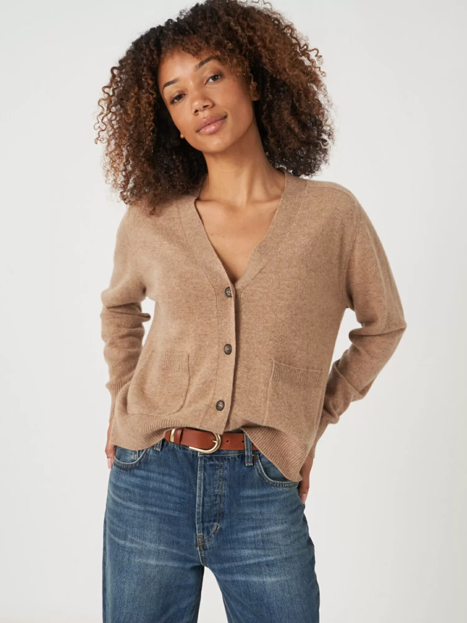 Gilet Femme en Cachemire Léger et Doux - Élégant avec Poches Fonctionnelles | Modèle Confortable pour Tenue Raffinée  

(Suggestion de détails sophistiqués : 