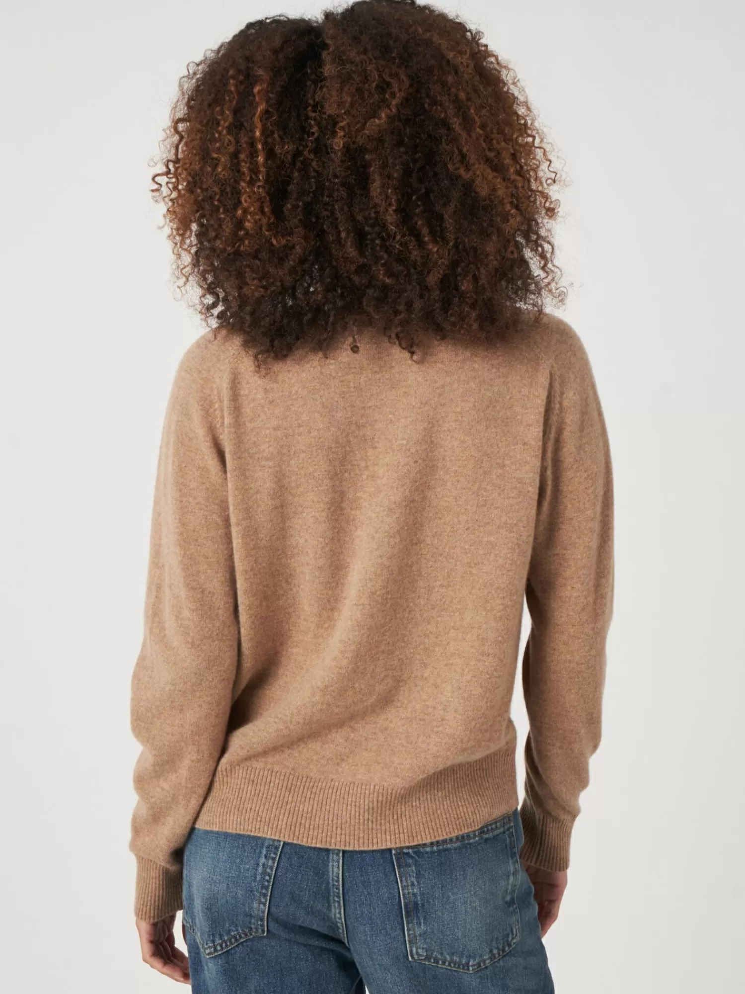 Gilet Femme en Cachemire Léger et Doux - Élégant avec Poches Fonctionnelles | Modèle Confortable pour Tenue Raffinée  

(Suggestion de détails sophistiqués : 