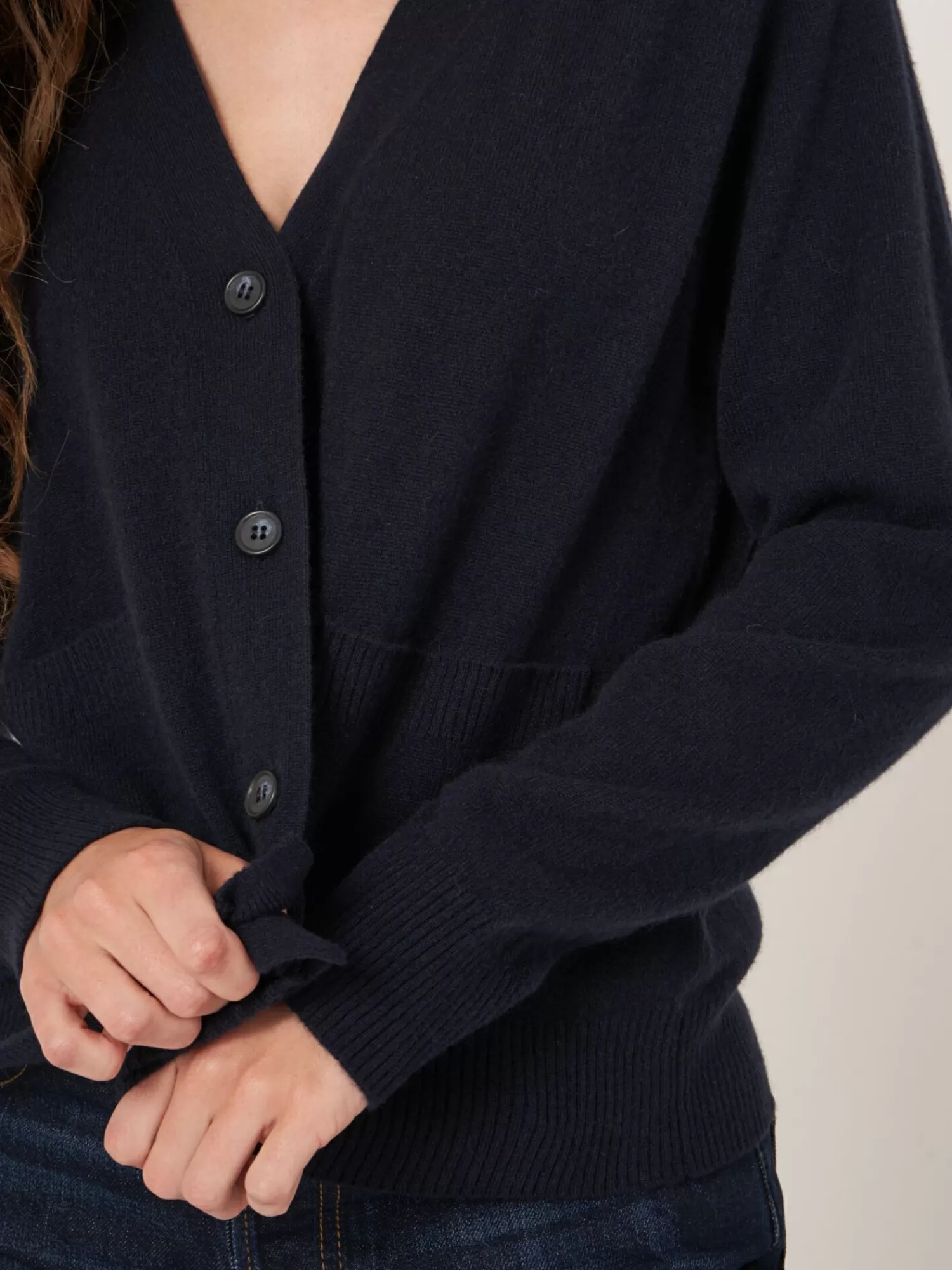 Gilet Femme en Cachemire Léger - Douceur Naturelle avec Poches Discrètes - Confection Hiver Élégante
