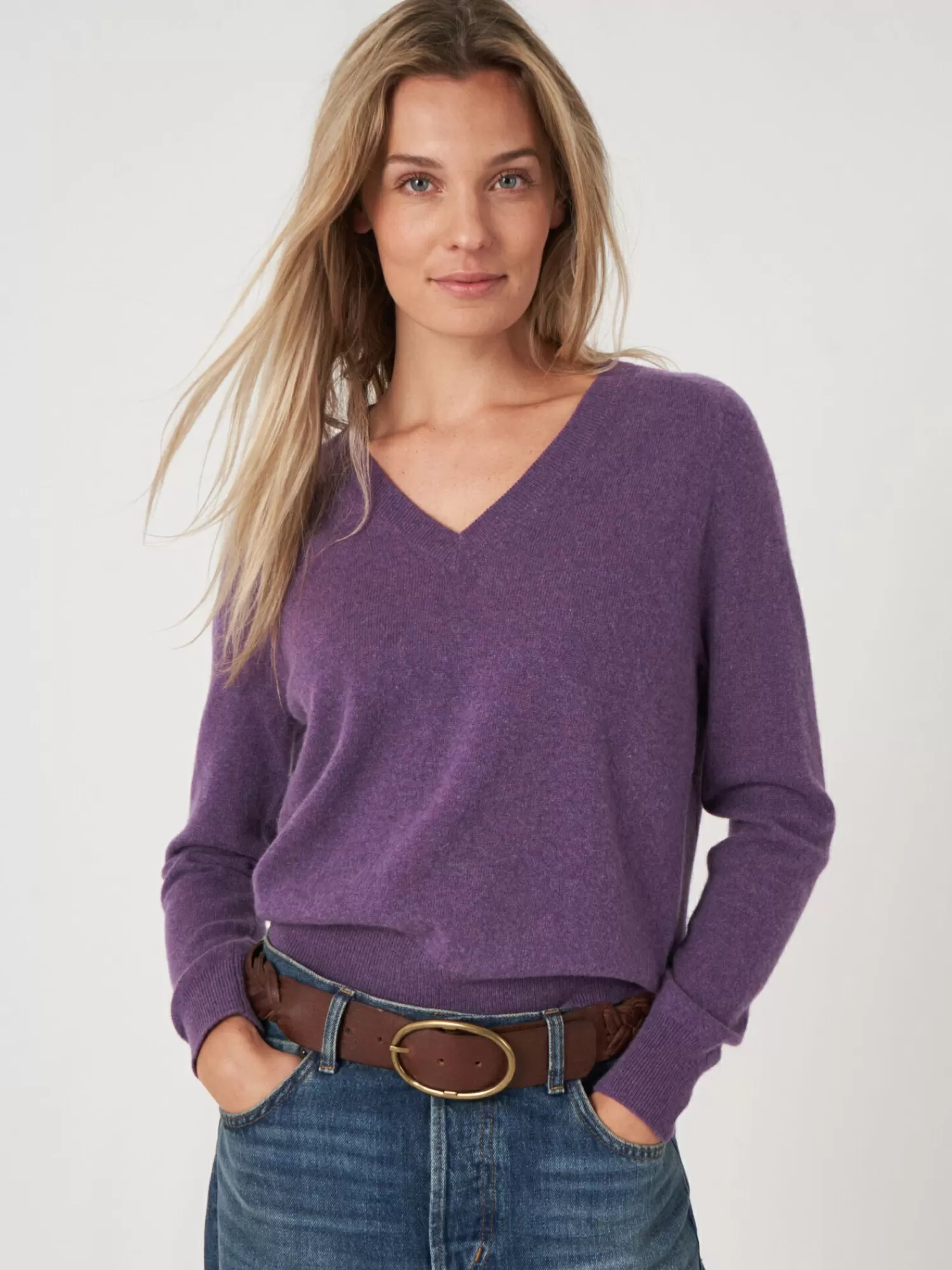 Pull féminin en cachemire bio léger, col en V et douceur incomparable