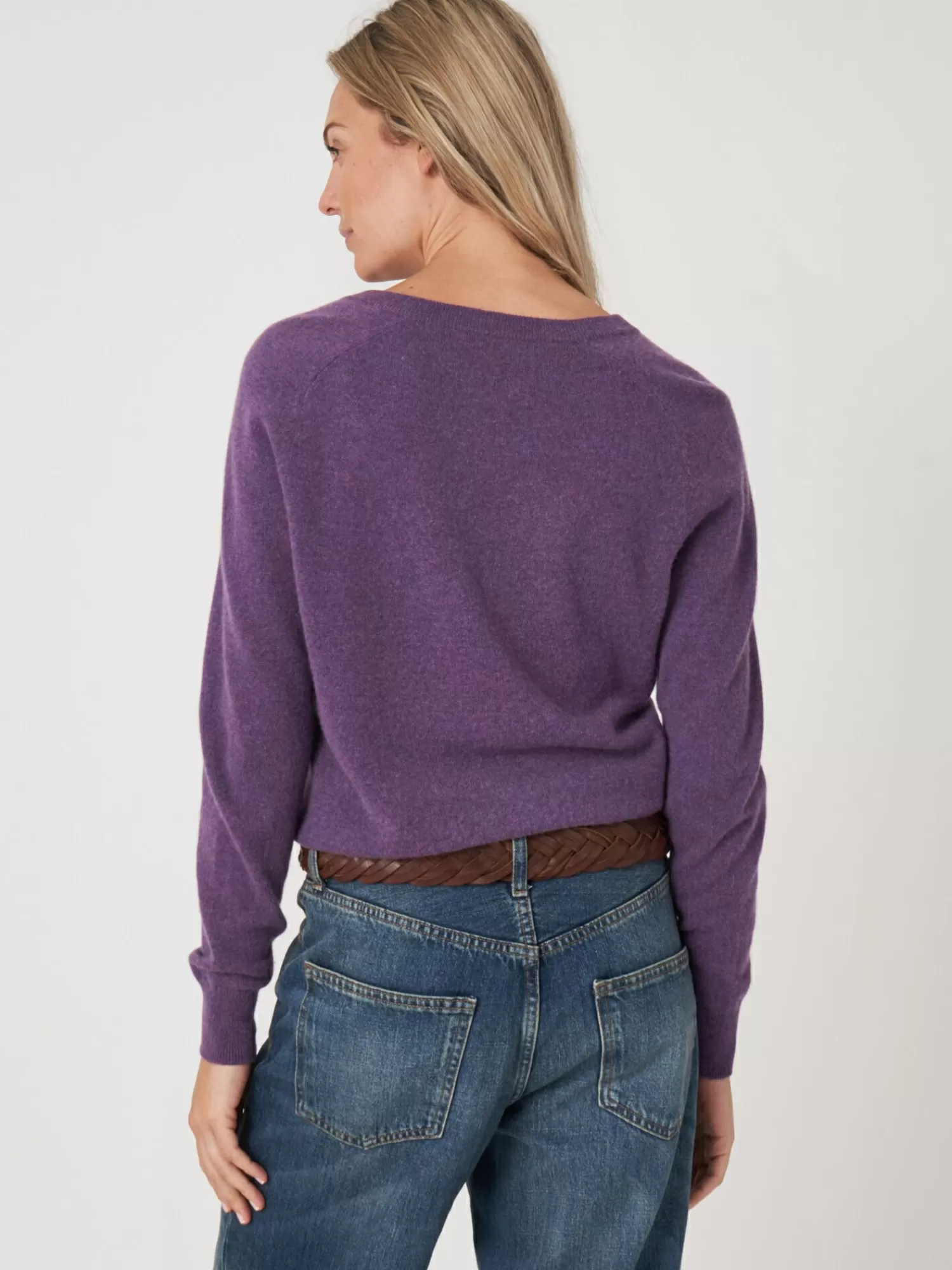 Pull féminin en cachemire bio léger, col en V et douceur incomparable