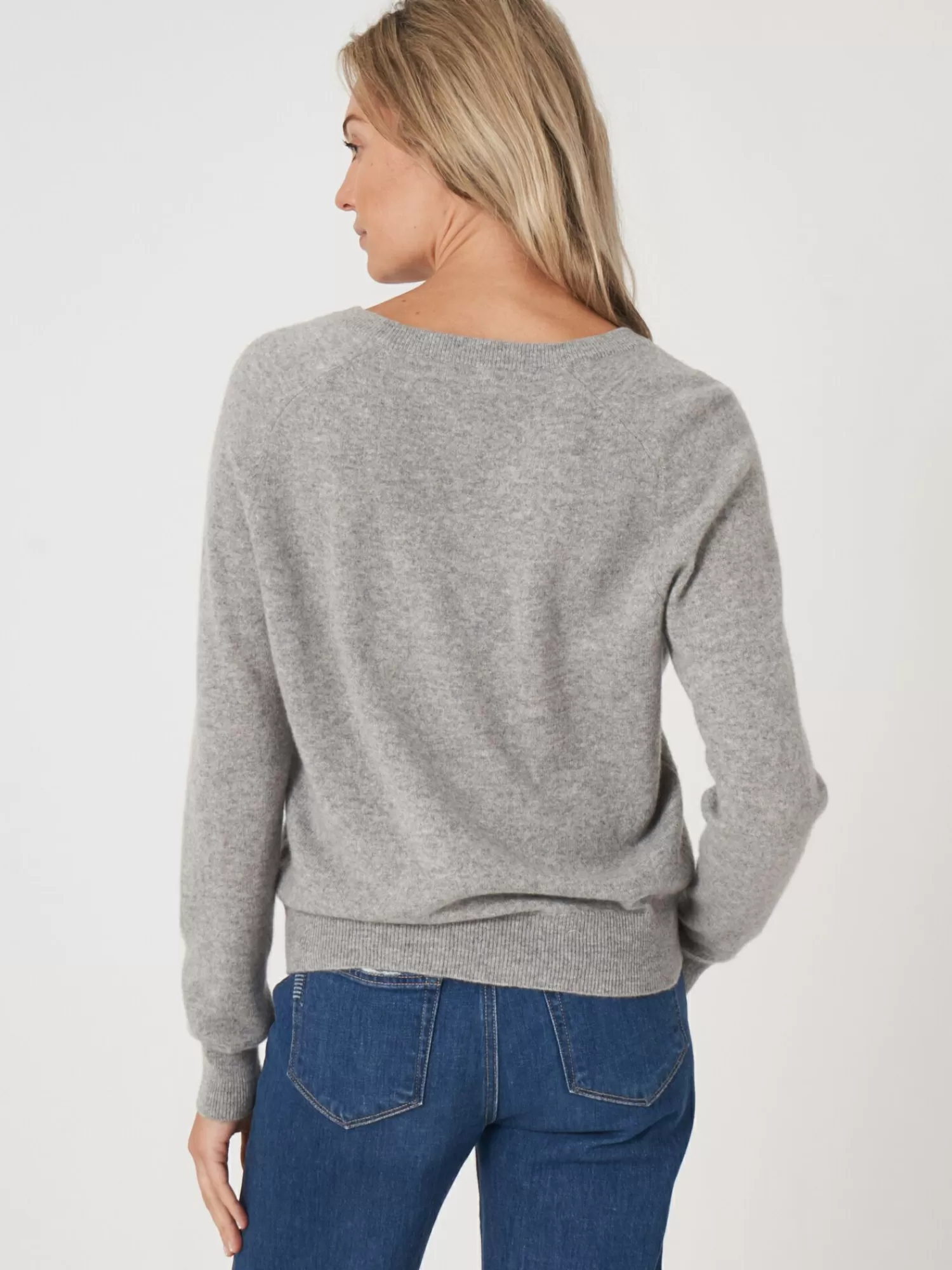 Pull Femme Col V en Cachemire Bio Doux et Élégant - Lichte Collection 

(Alternative option with more emotional phrasing)
Sweater Confort d'Hiver en Cachemire Écologique - Col V Feminin Lichte 

(Seasonal adaptation for better engagement)
Pullover Automne-Hiver en Cachemire Naturel - Encolure V Femme Lichte 

(Simplified human-friendly version)
Col V en Cachemire Bio pour Femme - Lichte Édition Limitée