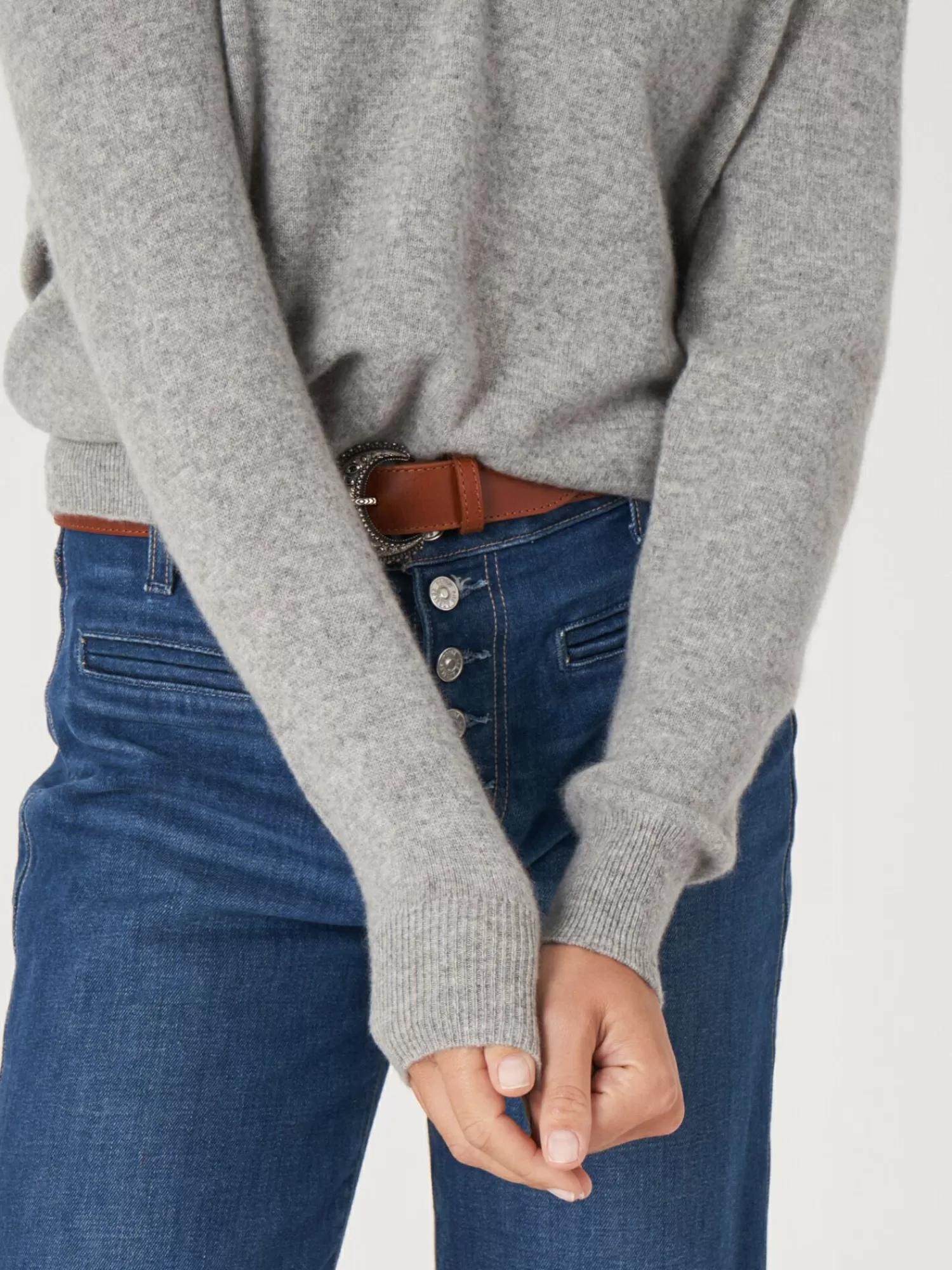 Pull Femme Col V en Cachemire Bio Doux et Élégant - Lichte Collection 

(Alternative option with more emotional phrasing)
Sweater Confort d'Hiver en Cachemire Écologique - Col V Feminin Lichte 

(Seasonal adaptation for better engagement)
Pullover Automne-Hiver en Cachemire Naturel - Encolure V Femme Lichte 

(Simplified human-friendly version)
Col V en Cachemire Bio pour Femme - Lichte Édition Limitée