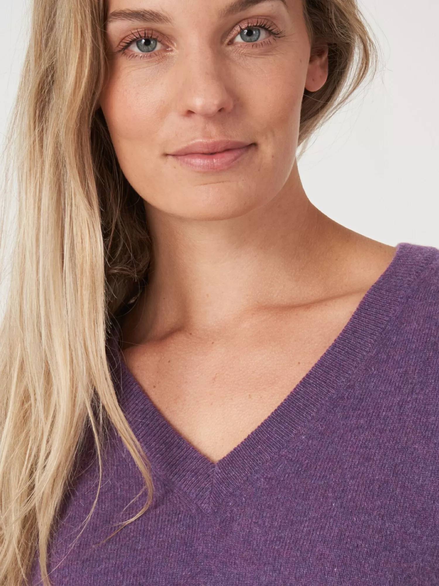 Pull féminin en cachemire bio léger, col en V et douceur incomparable