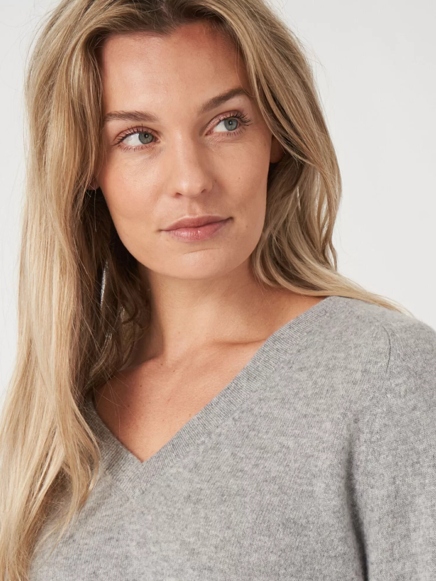 Pull Femme Col V en Cachemire Bio Doux et Élégant - Lichte Collection 

(Alternative option with more emotional phrasing)
Sweater Confort d'Hiver en Cachemire Écologique - Col V Feminin Lichte 

(Seasonal adaptation for better engagement)
Pullover Automne-Hiver en Cachemire Naturel - Encolure V Femme Lichte 

(Simplified human-friendly version)
Col V en Cachemire Bio pour Femme - Lichte Édition Limitée