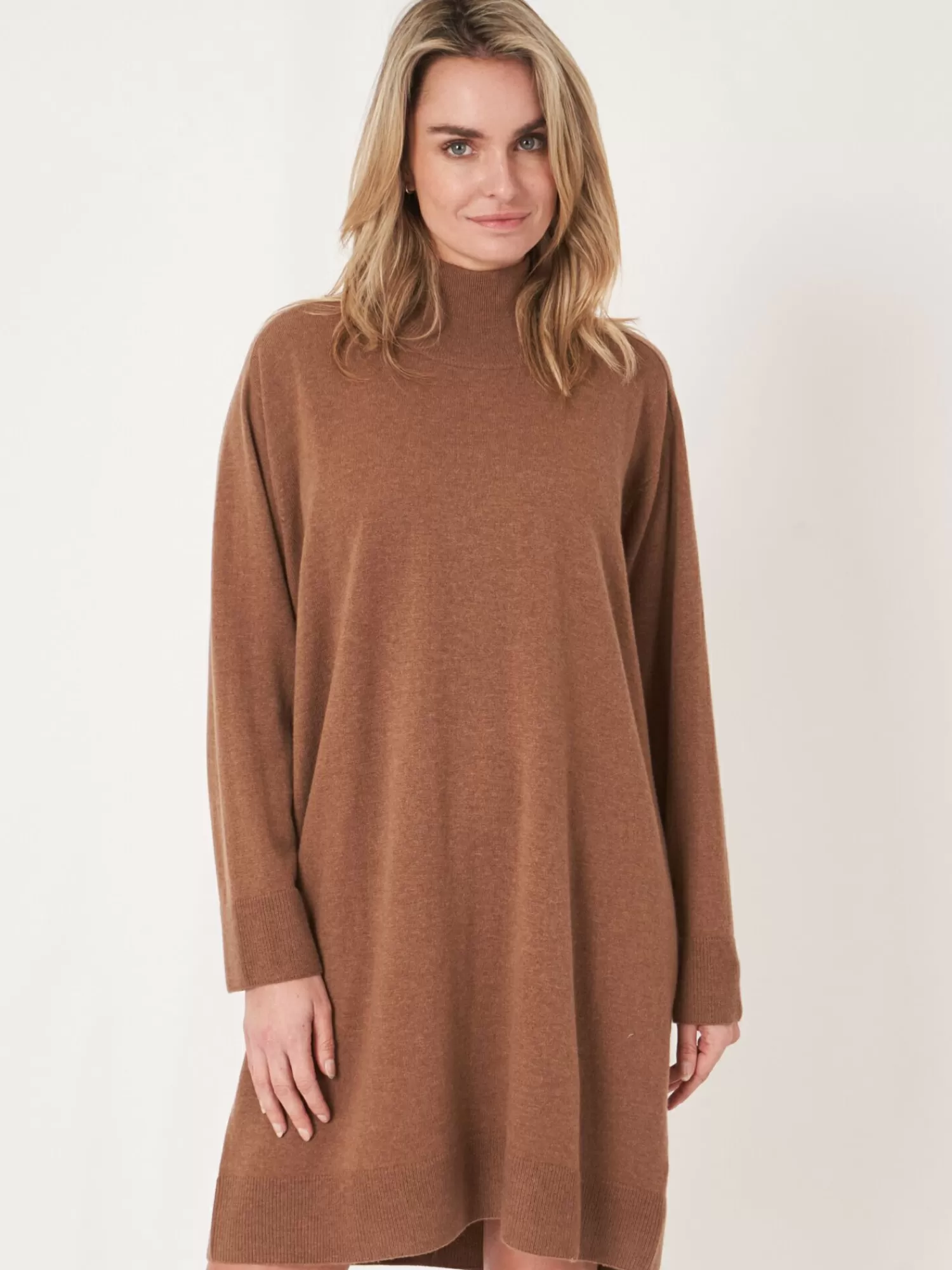 Robe d'automne en cachemire souple - Modèle tricoté doux avec col montant côtelé - Collection robes et jupes élégantes pour femme