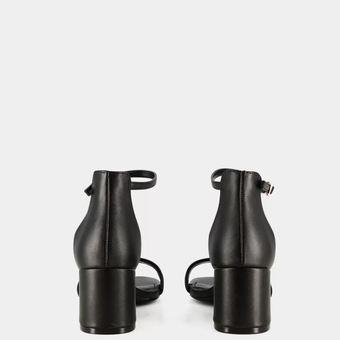 Sandales Femme Steve Madden Low Tide - Noir Intemporel avec Semelle Confort  
Élégantes sandales plates à lanières croisées - Collection Printemps/Été  
Style urbain en cuir souple - Disponible en exclusivité sur notre e-boutique