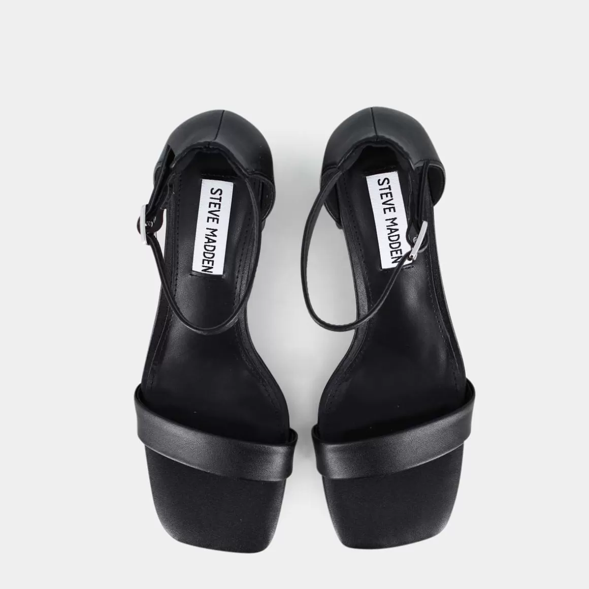 Sandales Femme Steve Madden Low Tide - Noir Intemporel avec Semelle Confort  
Élégantes sandales plates à lanières croisées - Collection Printemps/Été  
Style urbain en cuir souple - Disponible en exclusivité sur notre e-boutique