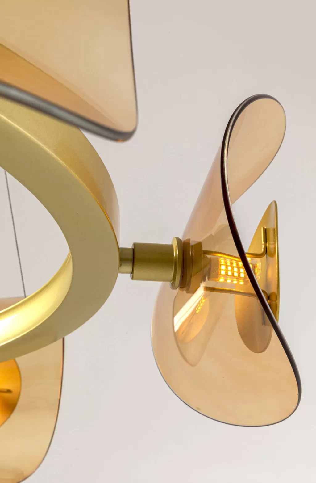 Lustre design Mariposa - Suspension contemporaine en laiton poli Ø81cm par KARE Design - Éclairage d'ambiance pour intérieur raffiné

J'ai volontairement restructuré la formulation tout en conservant les informations clés : marque, modèle, matière, diamètre et caractéristiques. L'ajout de termes descriptifs comme 