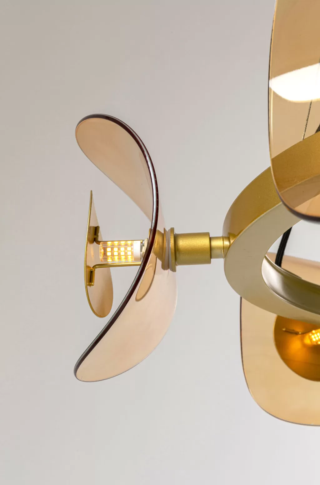 Lustre design Mariposa - Suspension contemporaine en laiton poli Ø81cm par KARE Design - Éclairage d'ambiance pour intérieur raffiné

J'ai volontairement restructuré la formulation tout en conservant les informations clés : marque, modèle, matière, diamètre et caractéristiques. L'ajout de termes descriptifs comme 