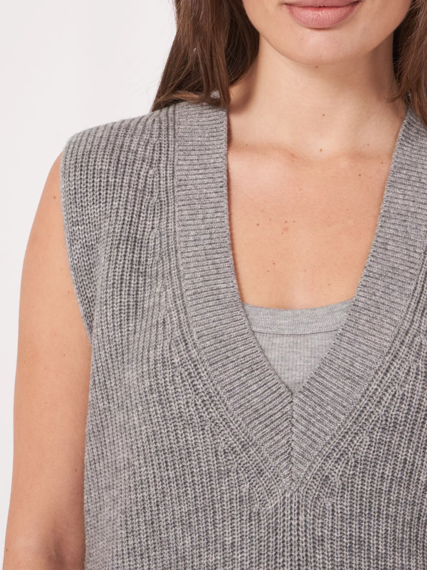 Pull Femme Sans Manches - Décolleté V Profond, Léger et Confortable - Style Minimaliste Tendance 2024