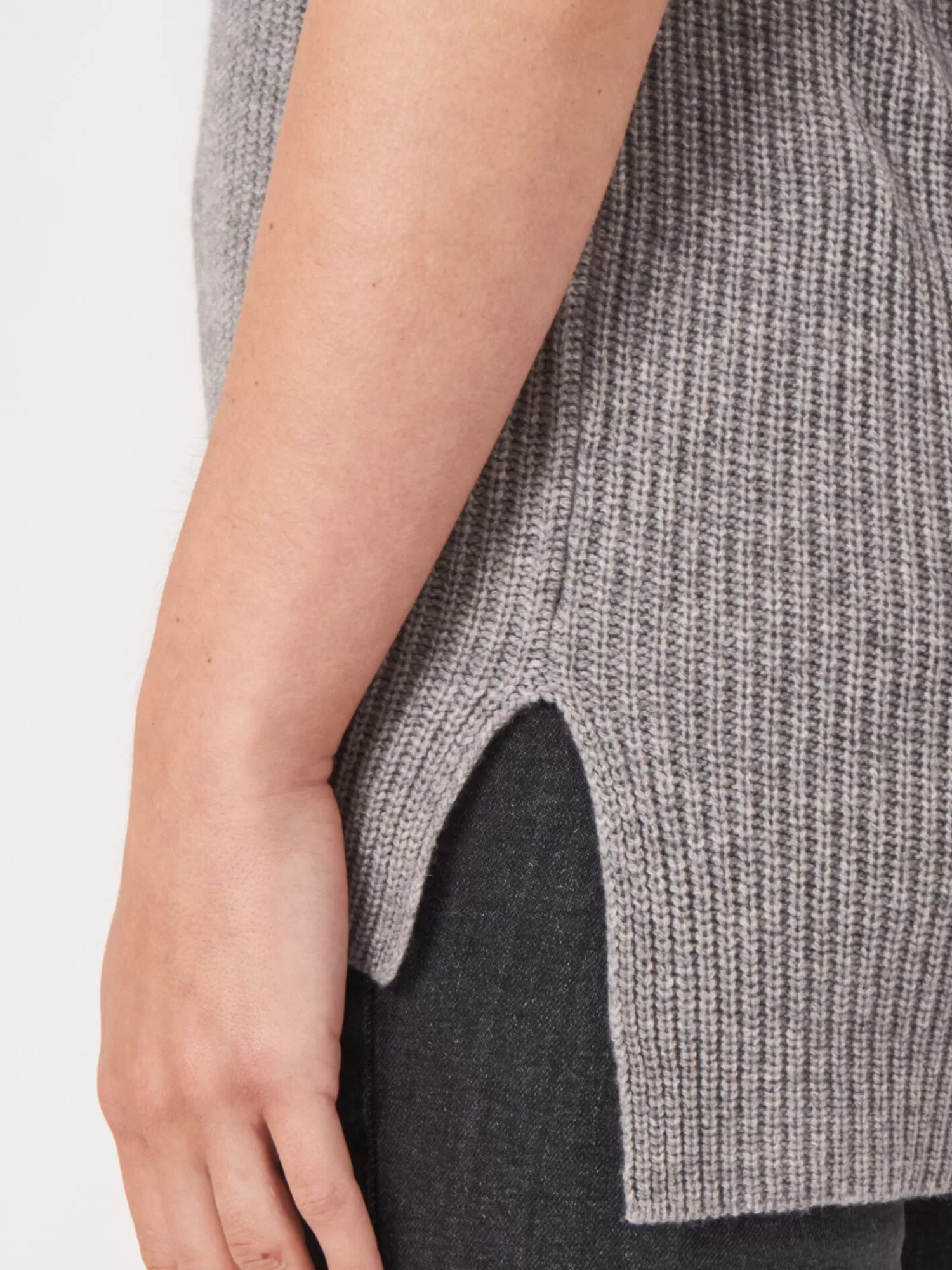 Pull Femme Sans Manches - Décolleté V Profond, Léger et Confortable - Style Minimaliste Tendance 2024