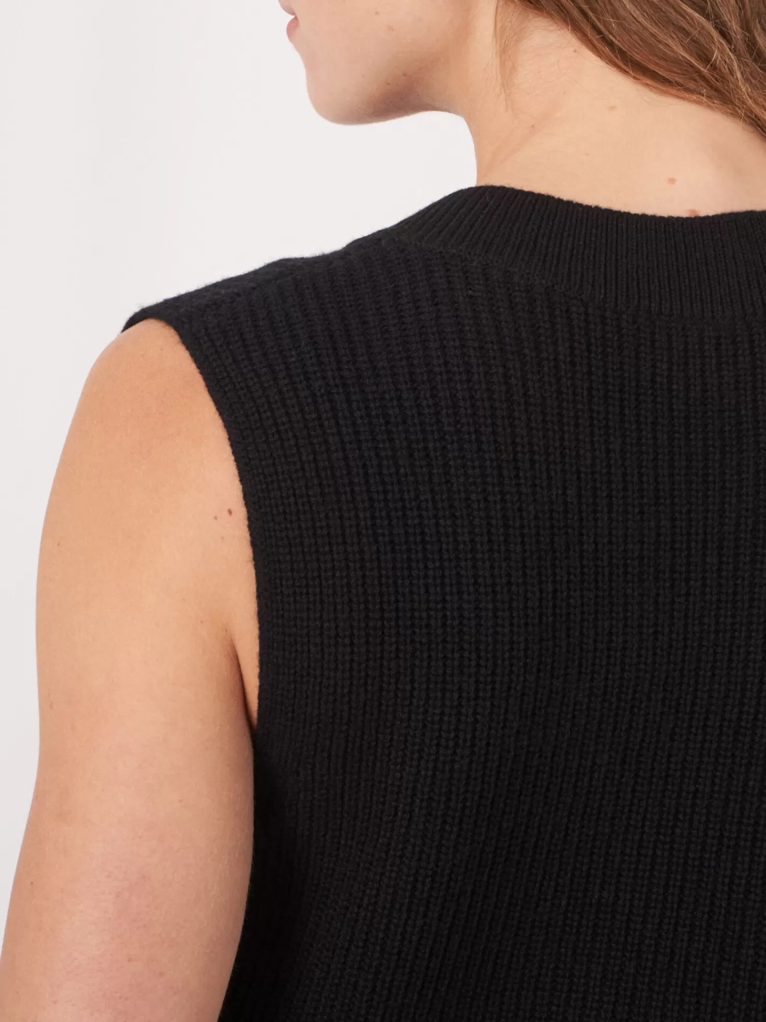 Découvrez notre nouveau pull féminin sans manches avec décolleté V profond - Style décontracté et élégant