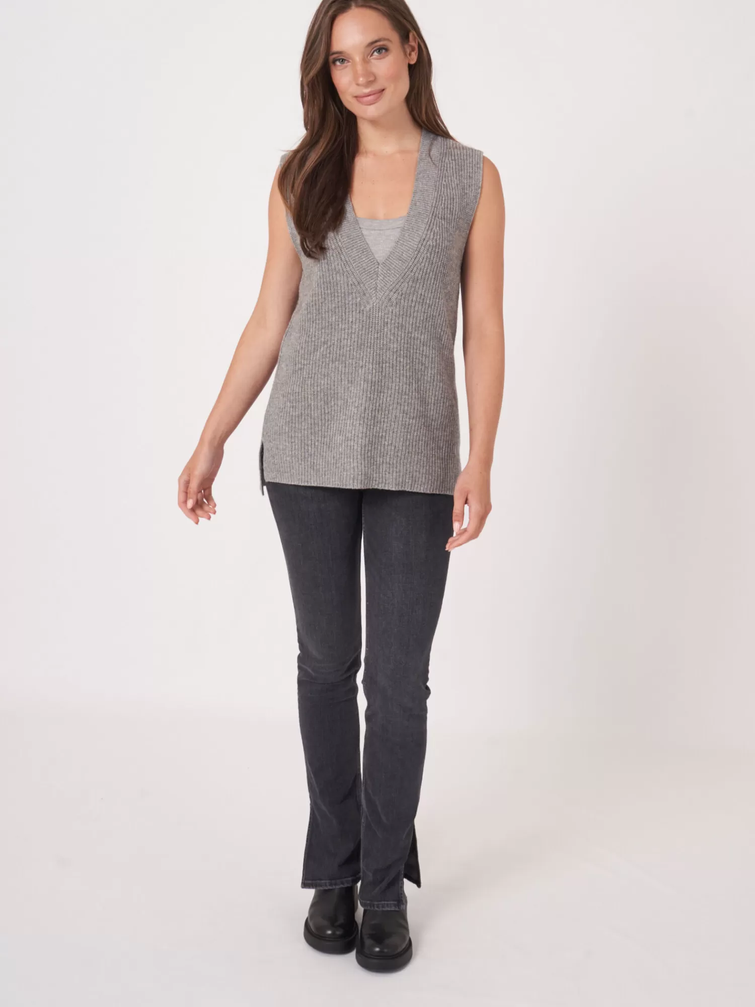 Pull Femme Sans Manches - Décolleté V Profond, Léger et Confortable - Style Minimaliste Tendance 2024