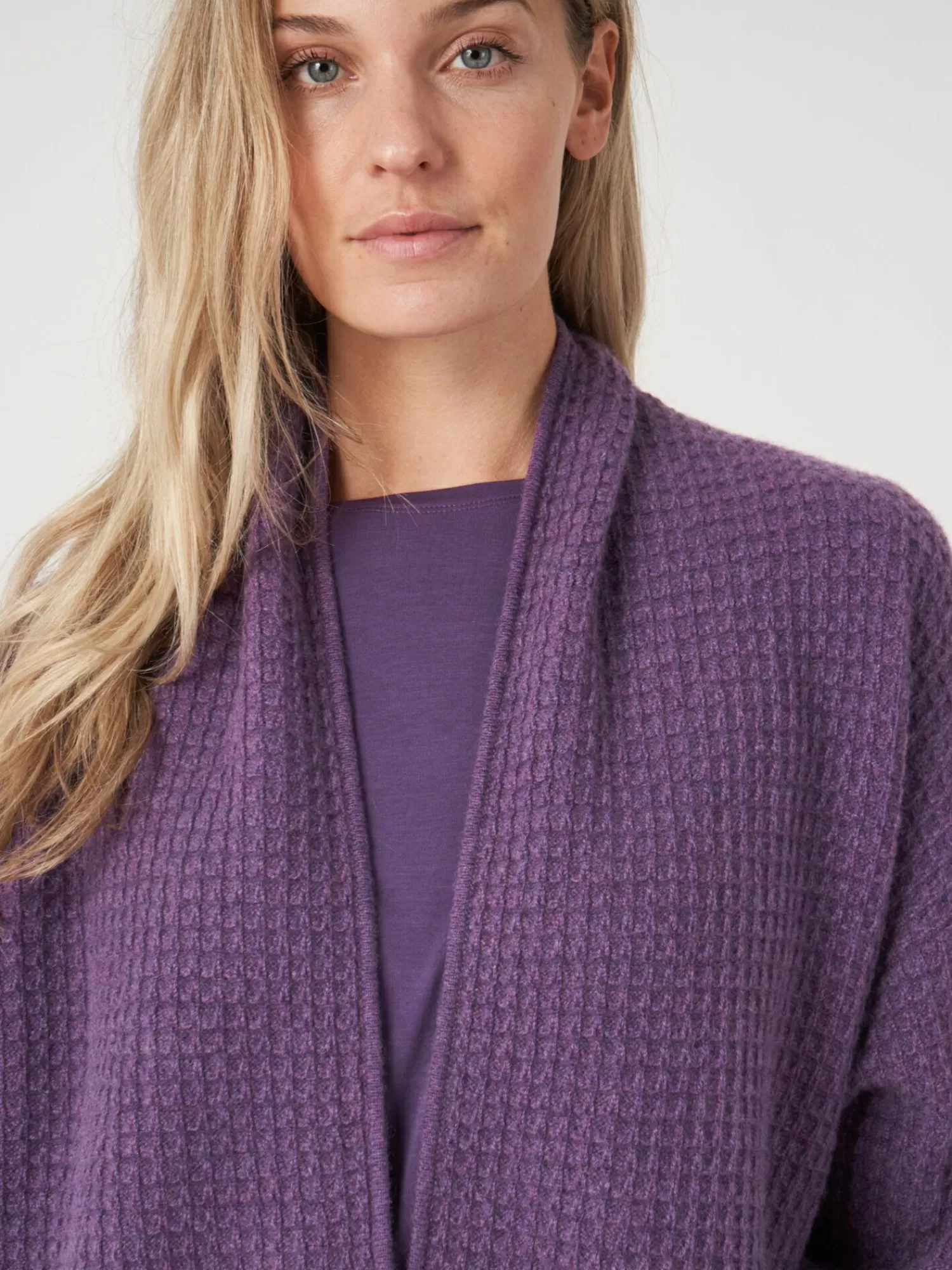 Veste en cachemire à motif relief - Découpe originale pour femme avec finition délicate