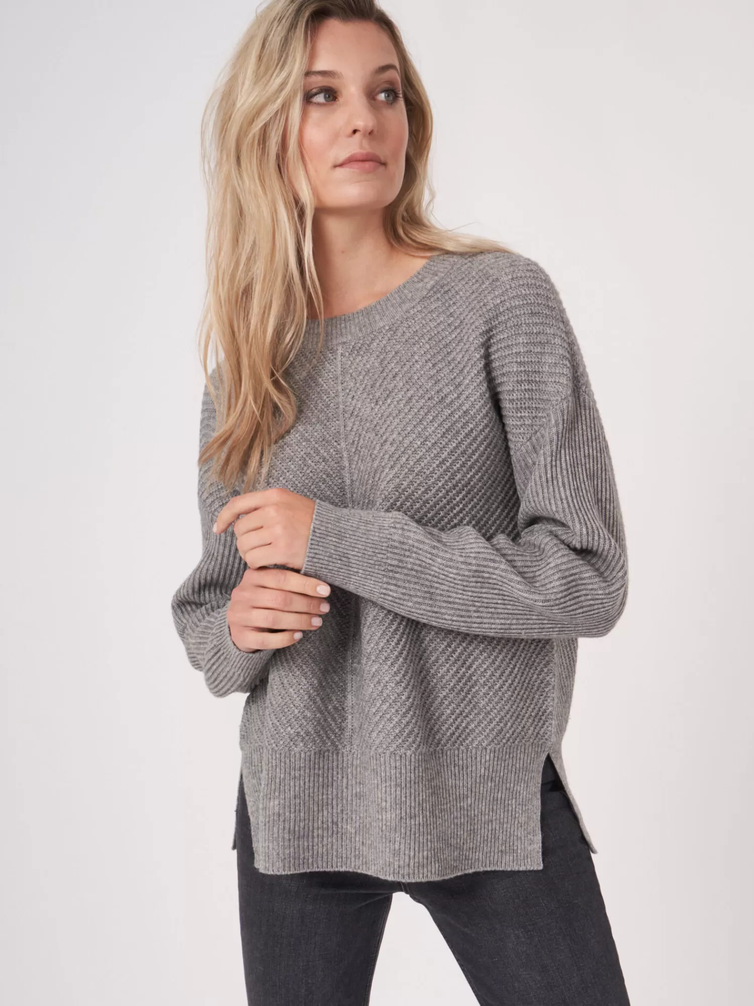 Pull Femme Oversize Élégant en Laine Douce – Motif Côtes Diagonales Tendance