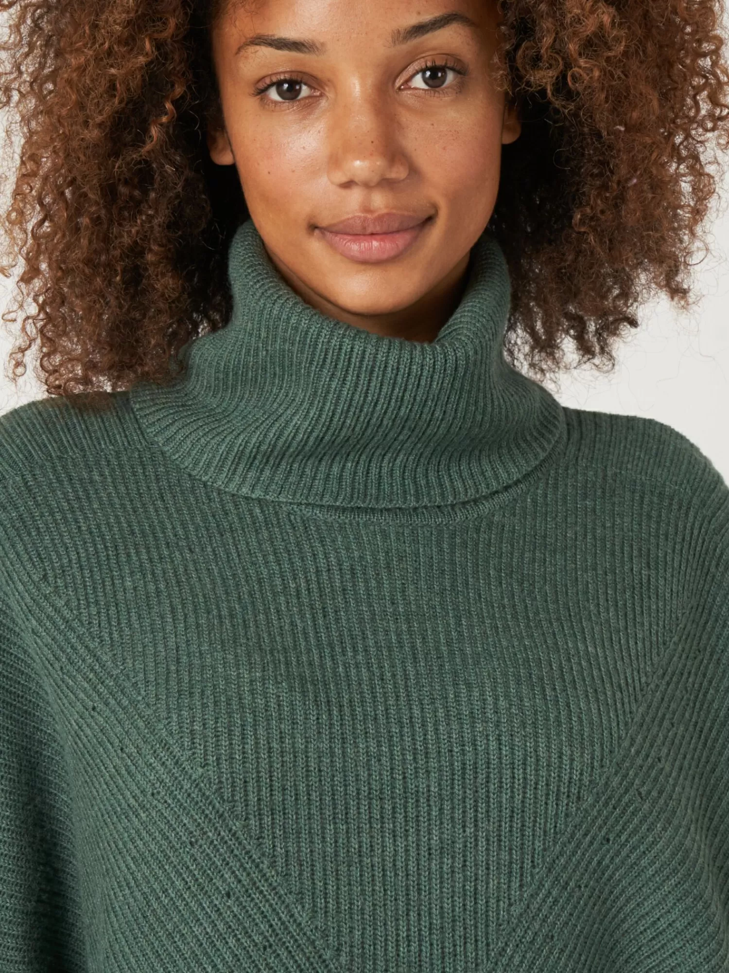 Pull poncho oversize à col montant - Confort féminin en laine douce