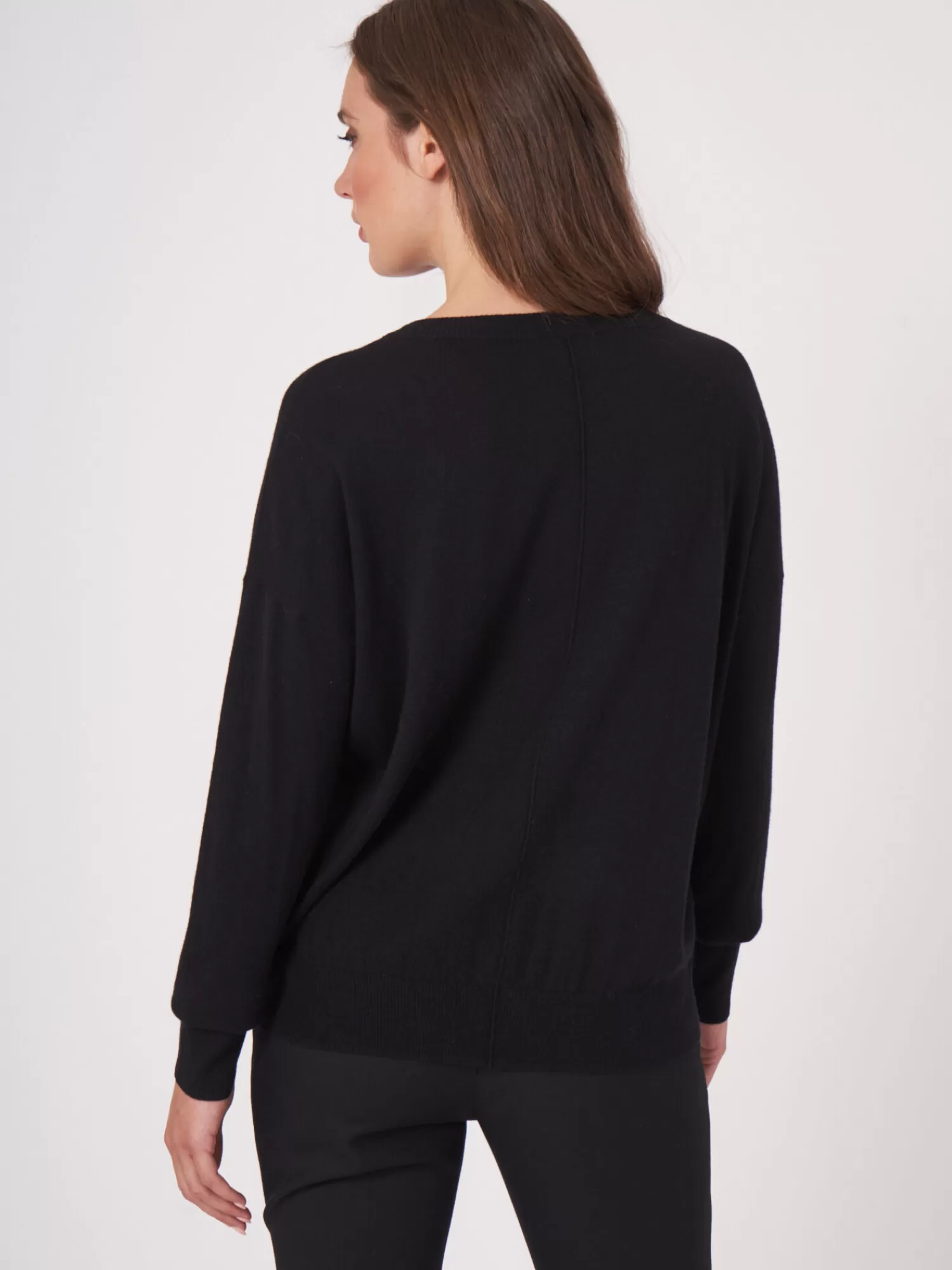 Découvrez notre pull femme oversize en cachemire mélangé - Couture latérale, confort inégalé et style intemporel