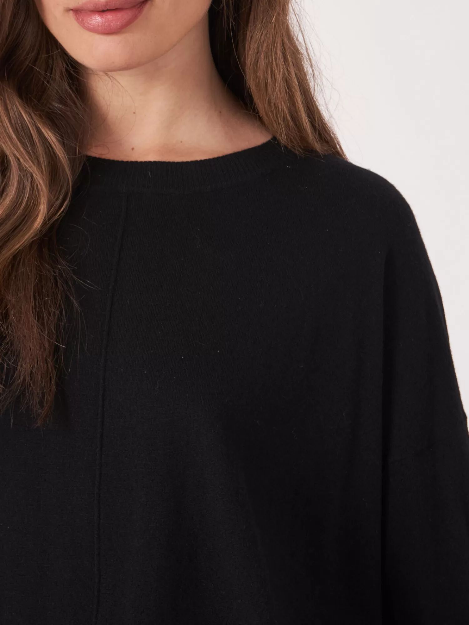 Découvrez notre pull femme oversize en cachemire mélangé - Couture latérale, confort inégalé et style intemporel