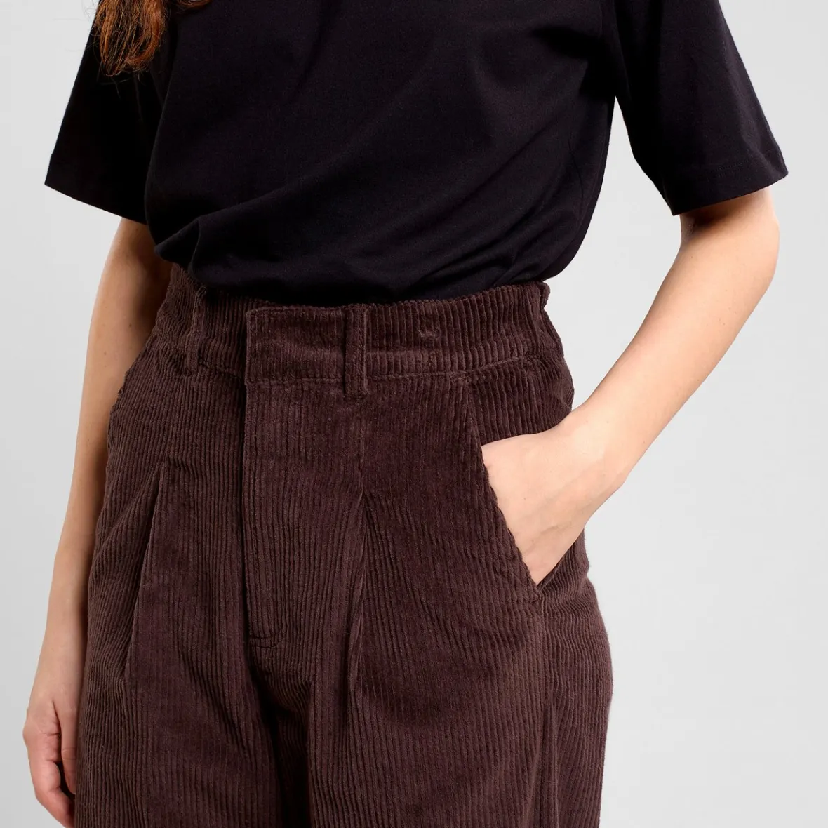 Pantalon Femme Uddevalla en Velours Brun Café - Élégant et Confortable, Profitez de nos Soldes Exceptionnels !