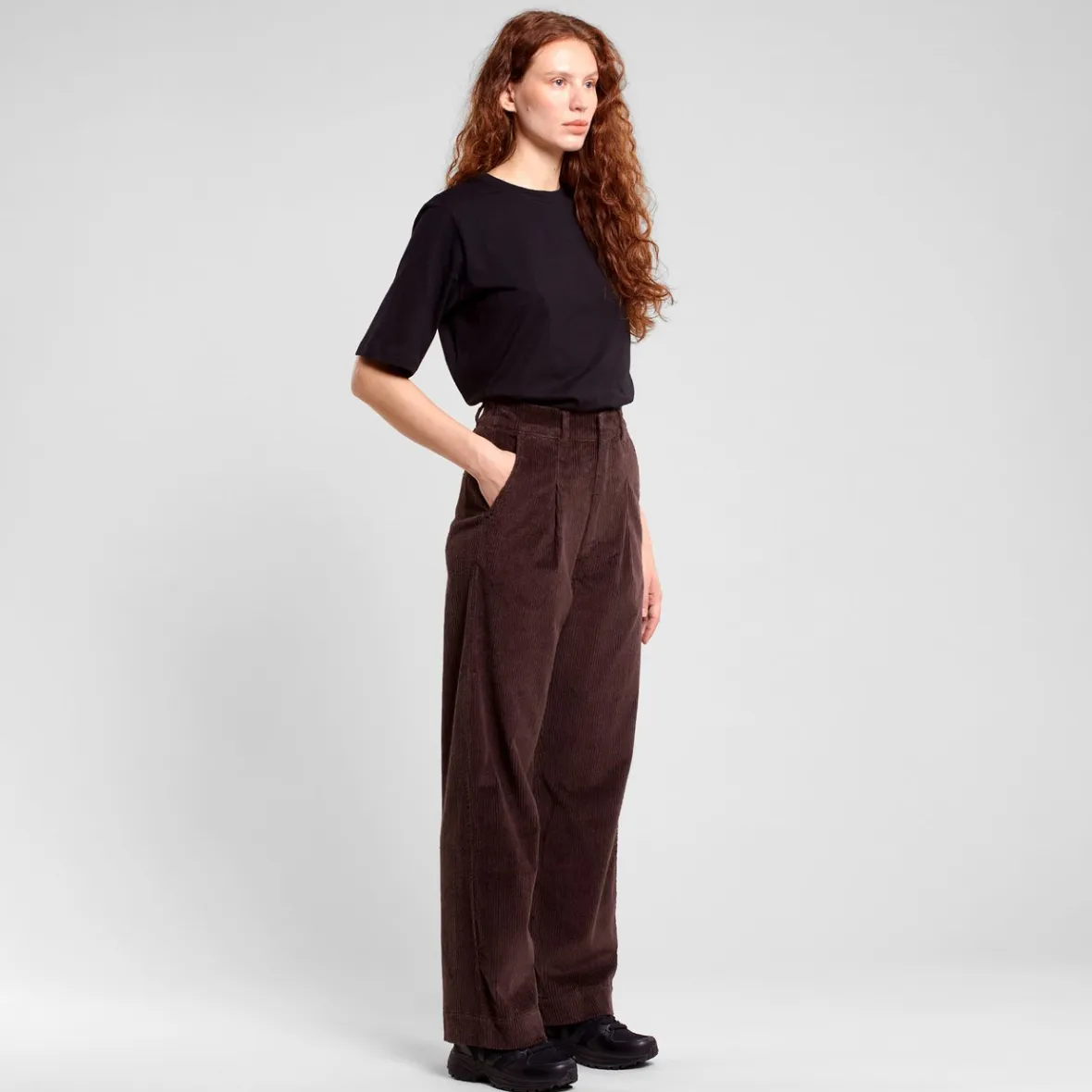 Pantalon Femme Uddevalla en Velours Brun Café - Élégant et Confortable, Profitez de nos Soldes Exceptionnels !