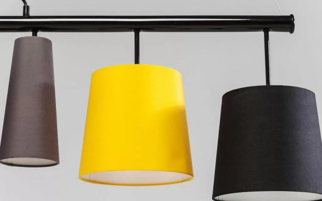 Luminaire suspendu design KARE - Modèle Parecchi Colore 100 cm, suspension élégante pour décoration intérieure contemporaine avec jeu de couleurs harmonieux. Parfait pour éclairer votre salon avec style.