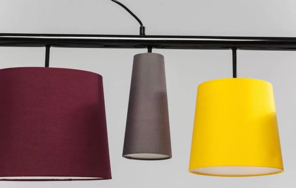 Luminaire suspendu design KARE - Modèle Parecchi Colore 100 cm, suspension élégante pour décoration intérieure contemporaine avec jeu de couleurs harmonieux. Parfait pour éclairer votre salon avec style.