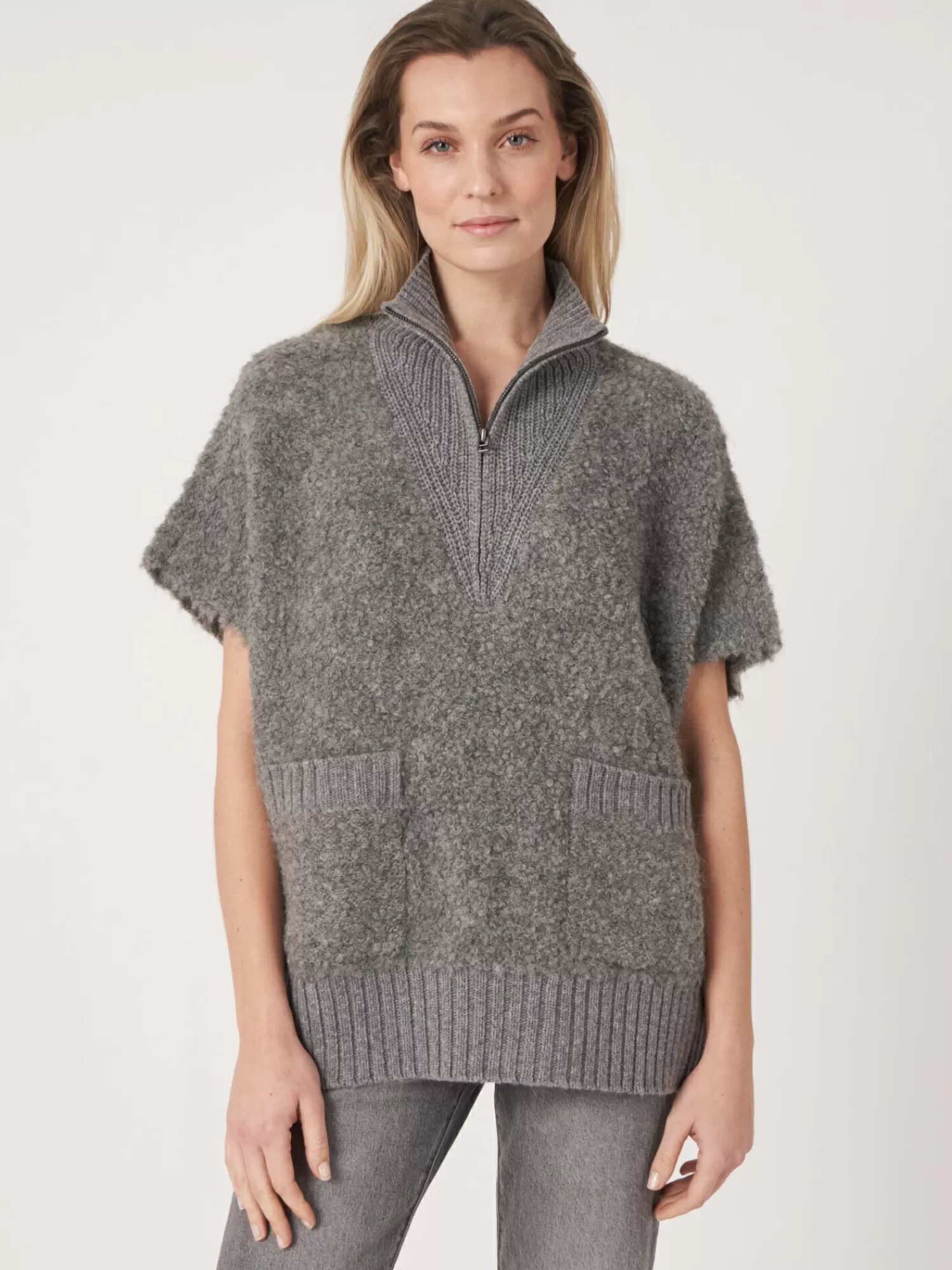 Découvrez notre Poncho Pull Femme en Laine Italienne - Col tricoté avec fermeture éclair, promo flash ! Dernières pièces disponibles !