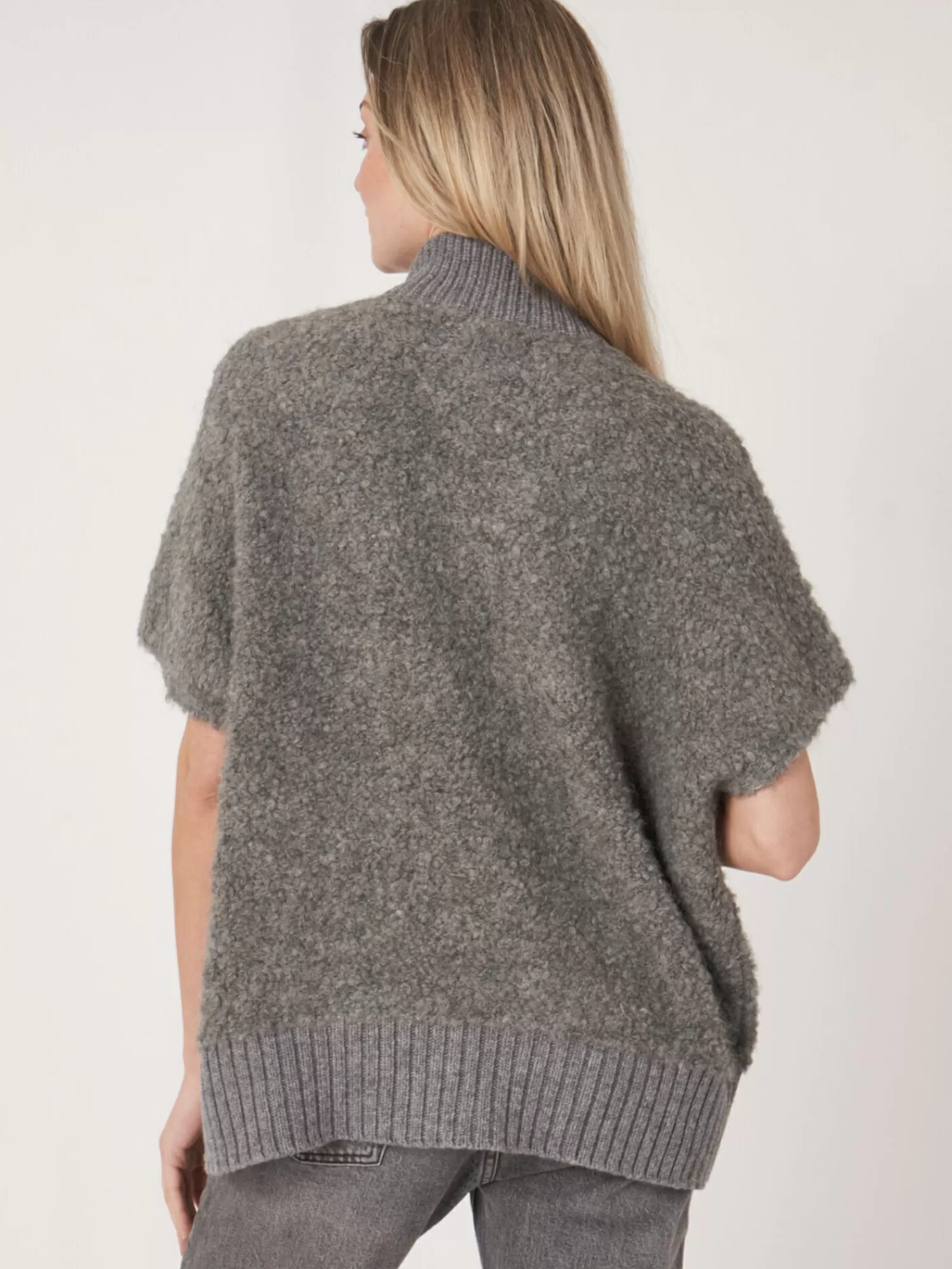 Découvrez notre Poncho Pull Femme en Laine Italienne - Col tricoté avec fermeture éclair, promo flash ! Dernières pièces disponibles !