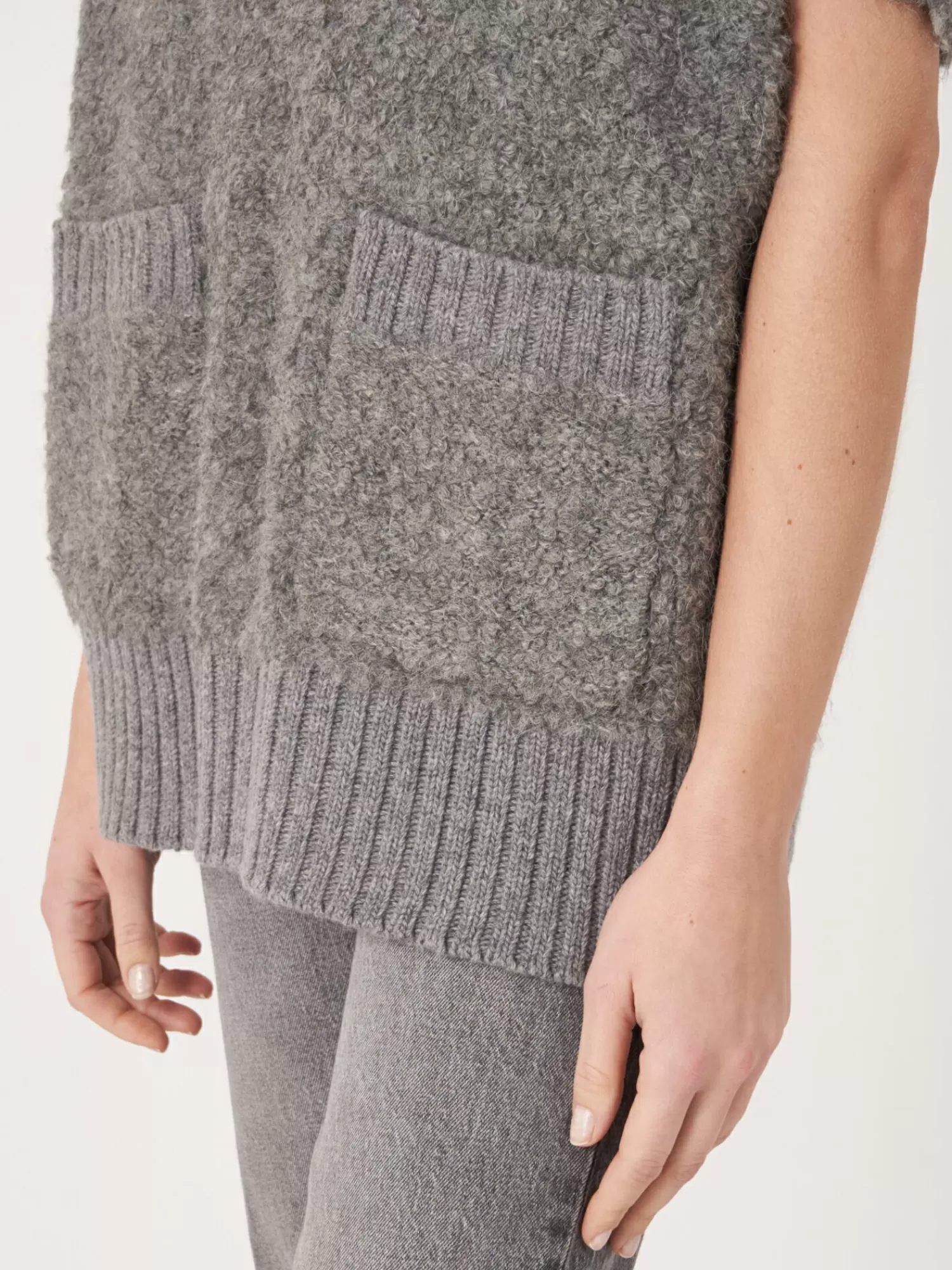 Découvrez notre Poncho Pull Femme en Laine Italienne - Col tricoté avec fermeture éclair, promo flash ! Dernières pièces disponibles !