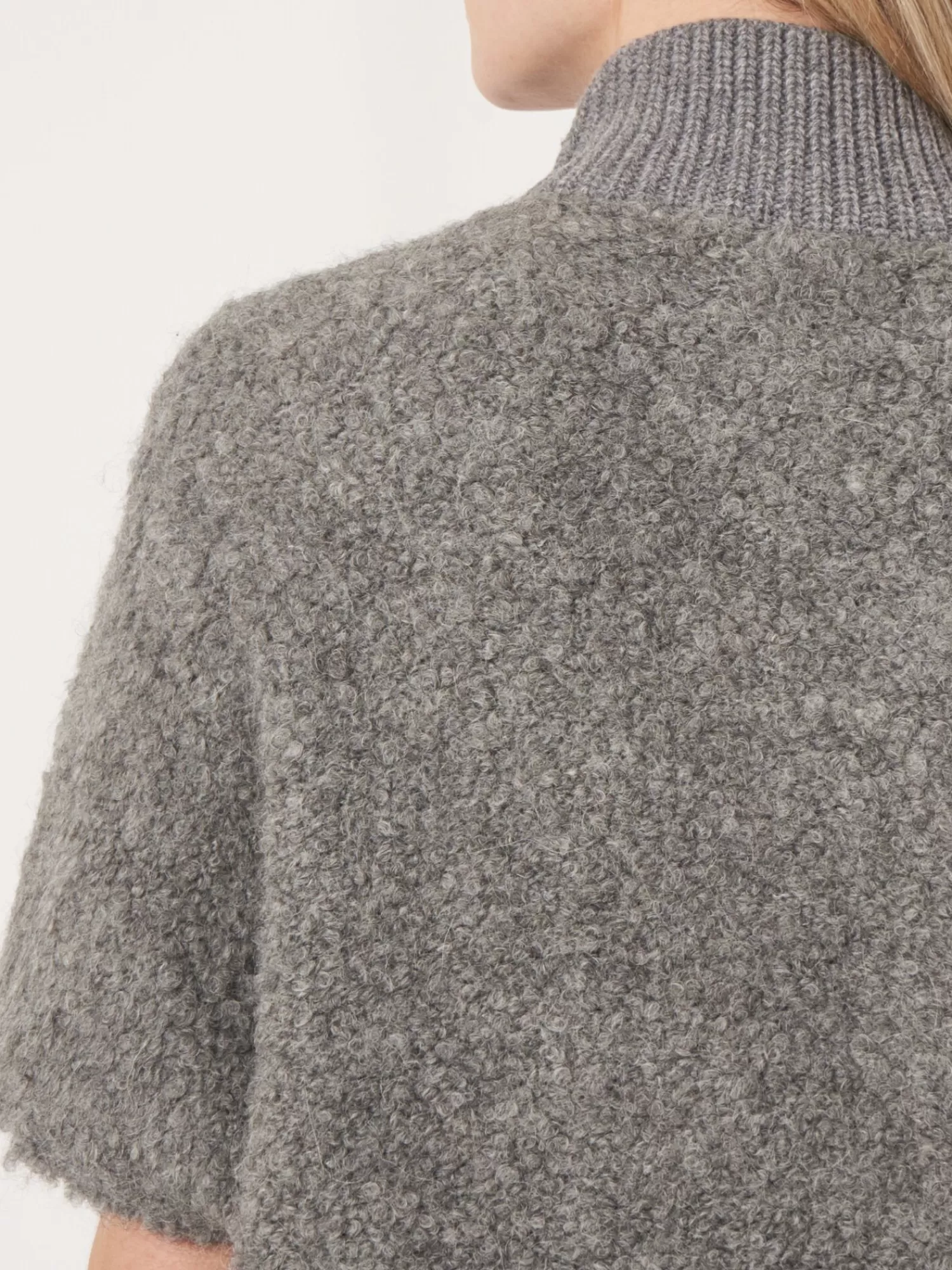 Découvrez notre Poncho Pull Femme en Laine Italienne - Col tricoté avec fermeture éclair, promo flash ! Dernières pièces disponibles !