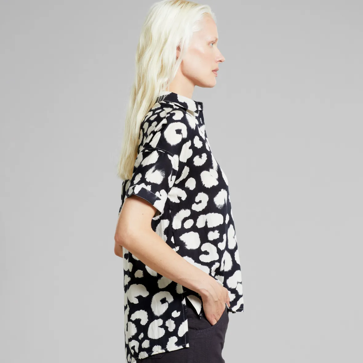 Chemise Femme Léopard Imprimé Noir - Collection Élégante Nibe en Promotion Exclusive
