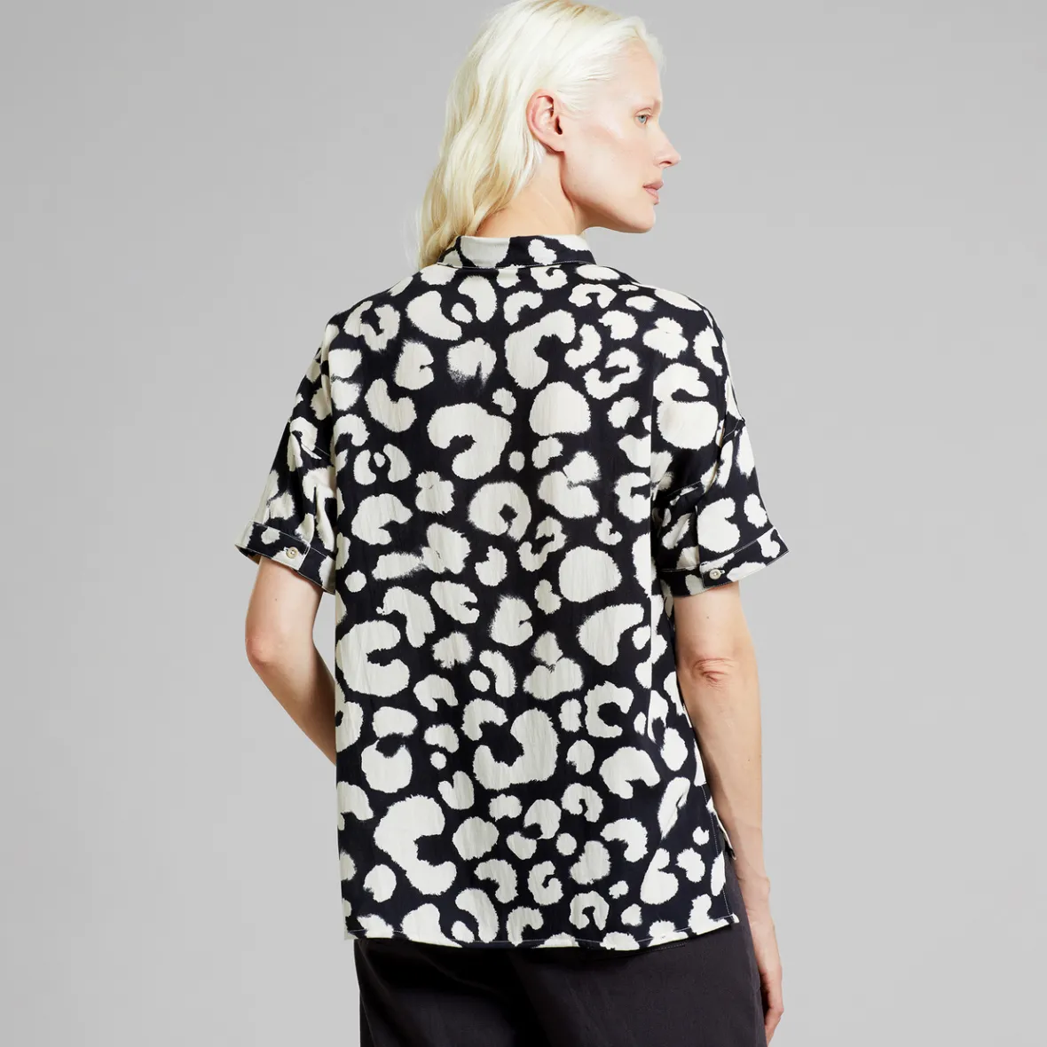 Chemise Femme Léopard Imprimé Noir - Collection Élégante Nibe en Promotion Exclusive