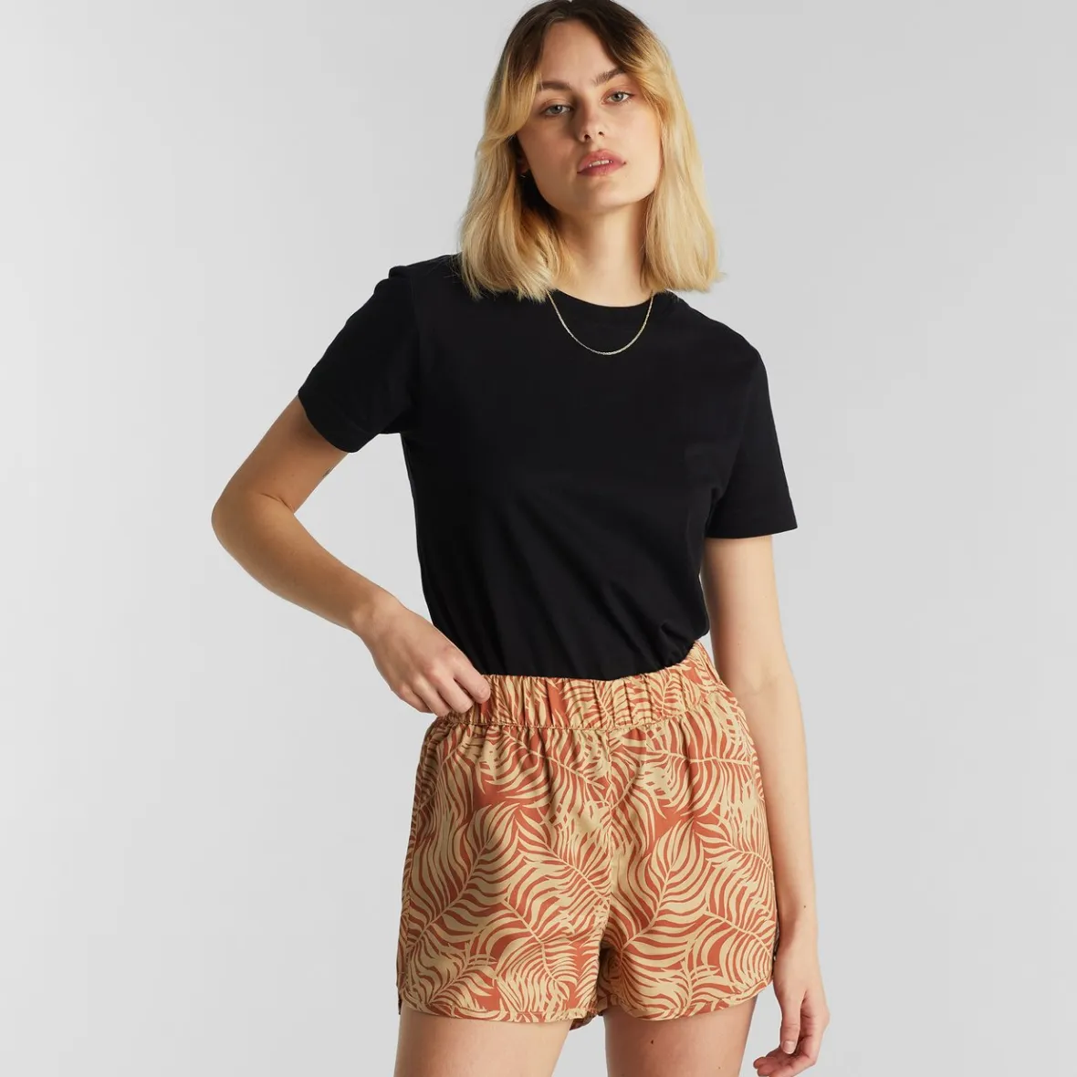 Bermuda femme beige imprimé feuilles tropicales - Collection été Sandvika en soldes exclusives