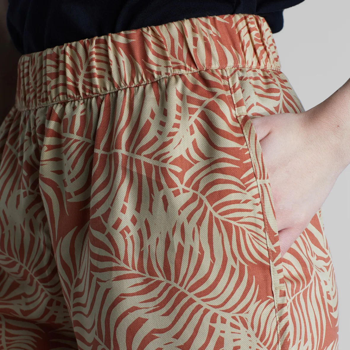 Bermuda femme beige imprimé feuilles tropicales - Collection été Sandvika en soldes exclusives
