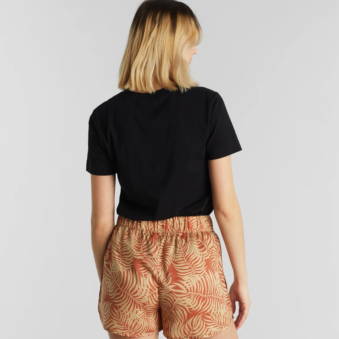 Bermuda femme beige imprimé feuilles tropicales - Collection été Sandvika en soldes exclusives