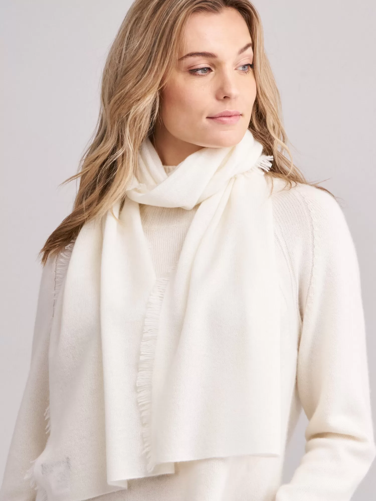 Écharpe Femme en Cachemire Bio à Franges Délicates - Accessoire Tendance Écoresponsable  

(Note : J'ai incorporé des variations sémantiques comme 