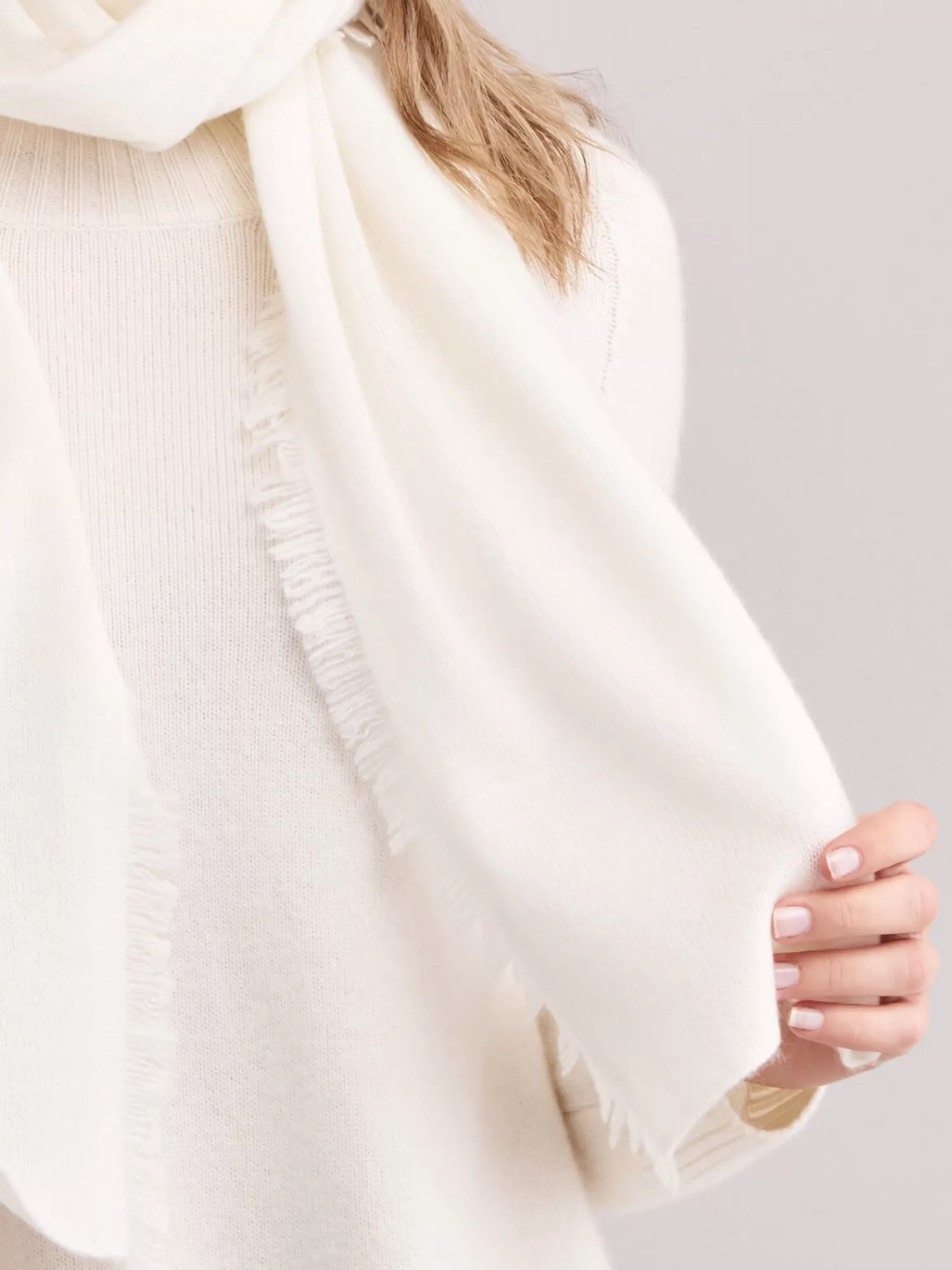 Écharpe Femme en Cachemire Bio à Franges Délicates - Accessoire Tendance Écoresponsable  

(Note : J'ai incorporé des variations sémantiques comme 
