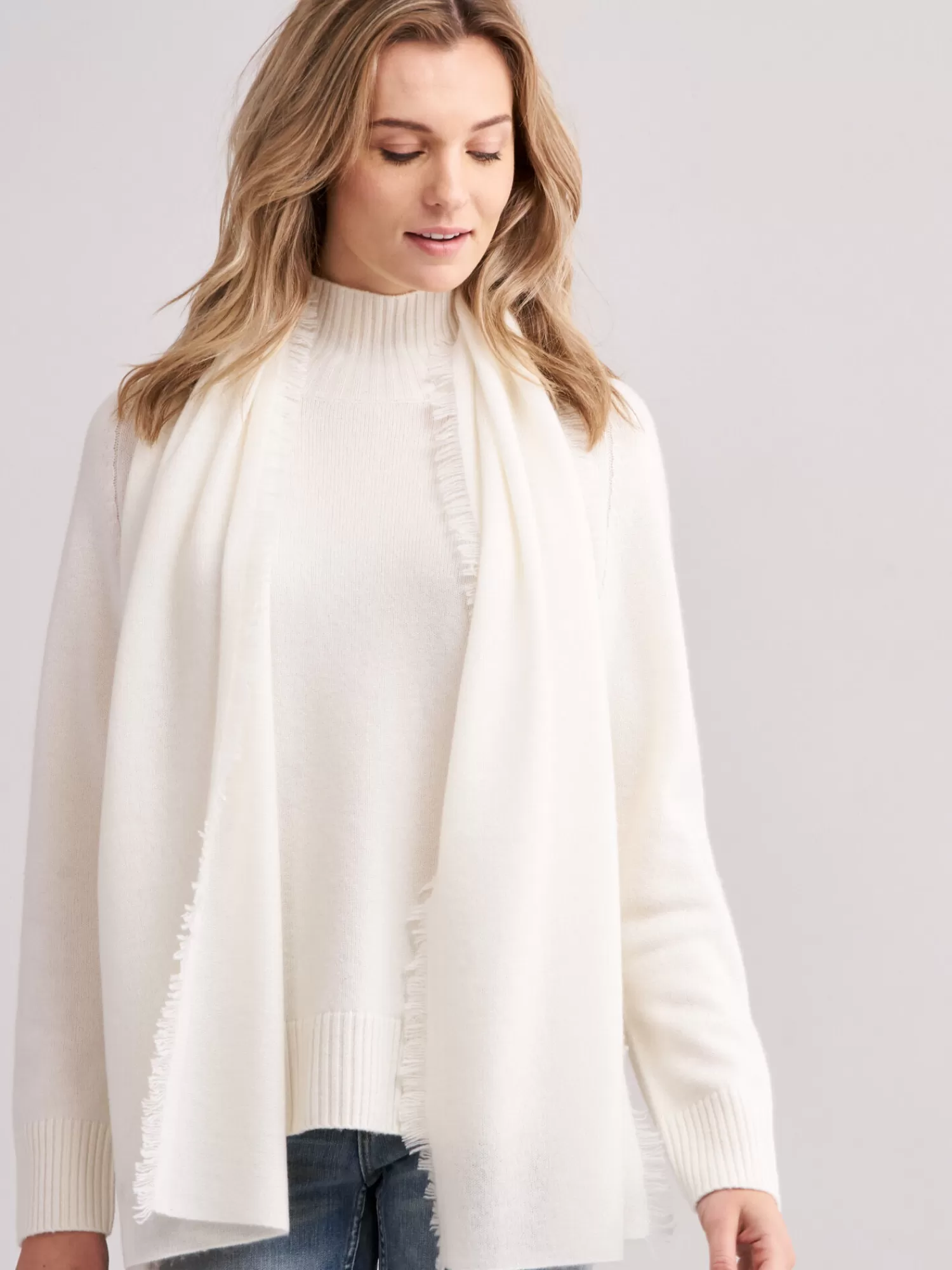 Écharpe Femme en Cachemire Bio à Franges Délicates - Accessoire Tendance Écoresponsable  

(Note : J'ai incorporé des variations sémantiques comme 