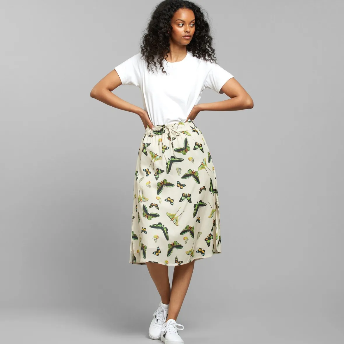 Robe Klippan en solde - Motifs papillons sur fond ivoire élégant pour femme | Collection dégriffée