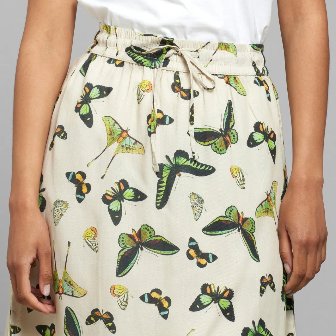 Robe Klippan en solde - Motifs papillons sur fond ivoire élégant pour femme | Collection dégriffée